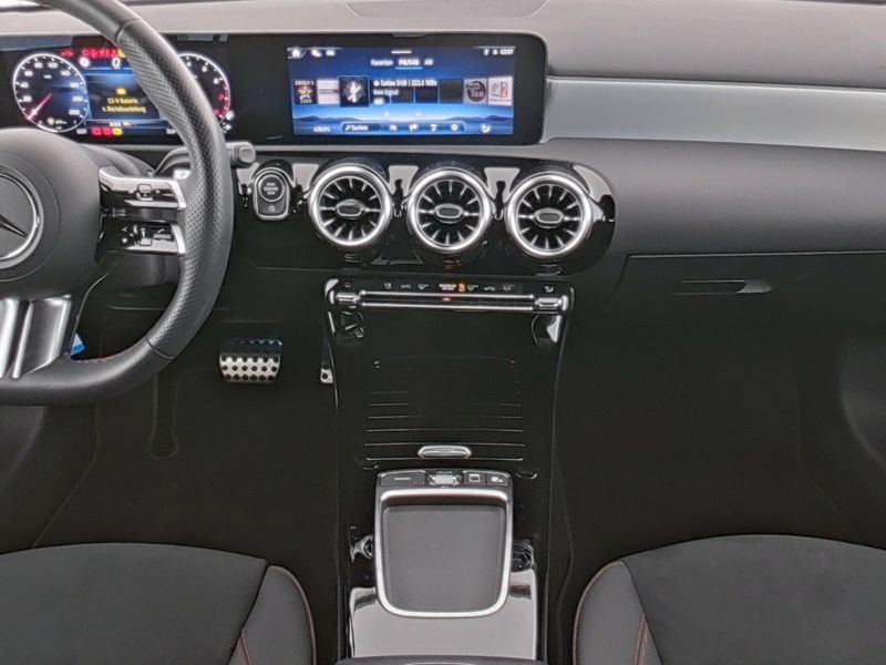 Fahrzeugabbildung Mercedes-Benz A 200 AMG*PANO*360°*AMBIENTE*TOTWINKEL*SPURHALTE