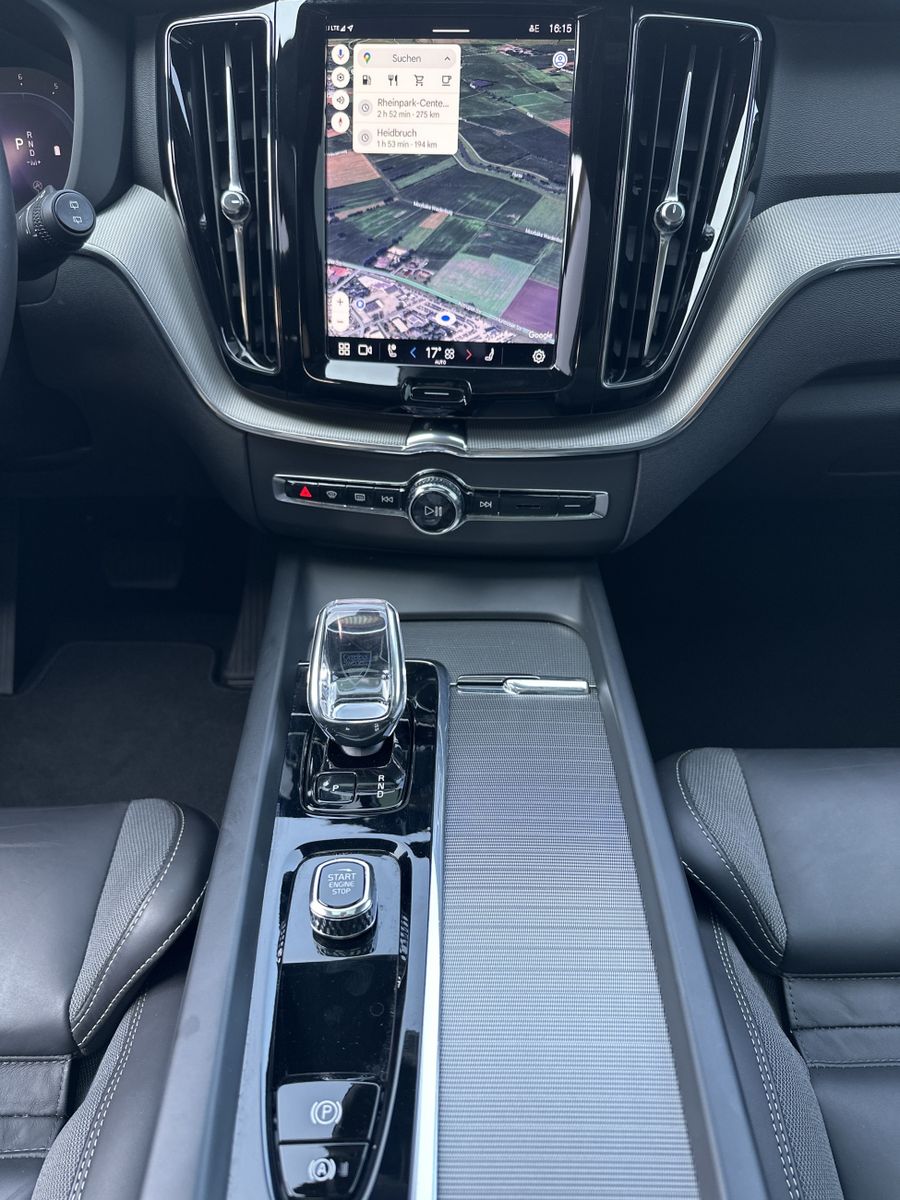 Fahrzeugabbildung Volvo XC60 B4 D AWD Plus Dark NAV+LED+AHK+H&K+PANORAMA