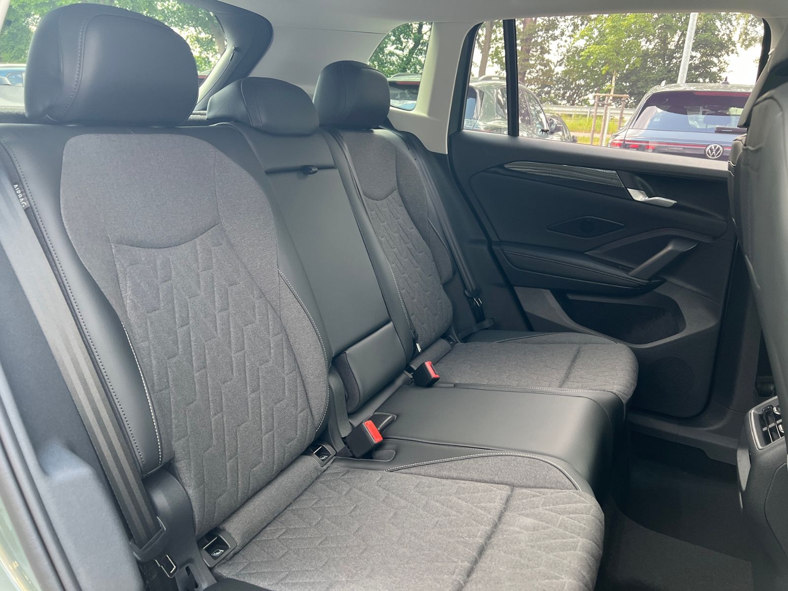Fahrzeugabbildung Volkswagen Tiguan LIFE 1.5 eTSI DSG *AHK, LED Plus, Kamera,