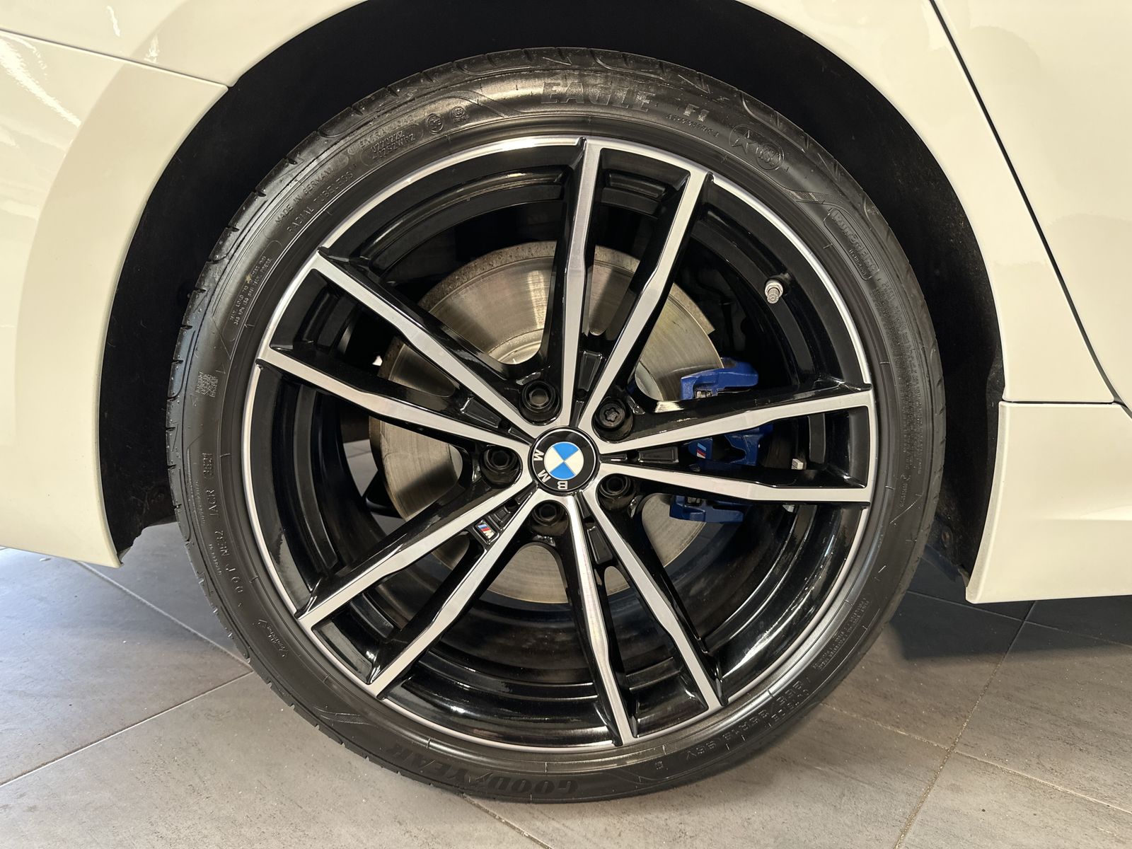 Fahrzeugabbildung BMW 330d Limousine M-Sport NAV+LED+19ZO+LIVE-COCKPIT