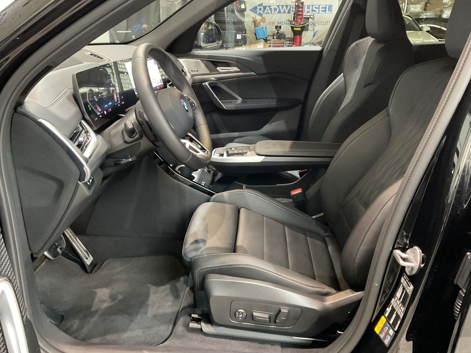 Fahrzeugabbildung BMW iX2 xDrive30 |Aktivsitz |M Sportpaket |19 M LMR