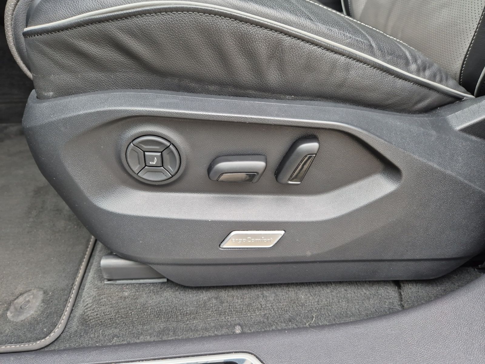 Fahrzeugabbildung Volkswagen Touareg TDI R-Line 4M Matrix Luft Navi Pano Lede