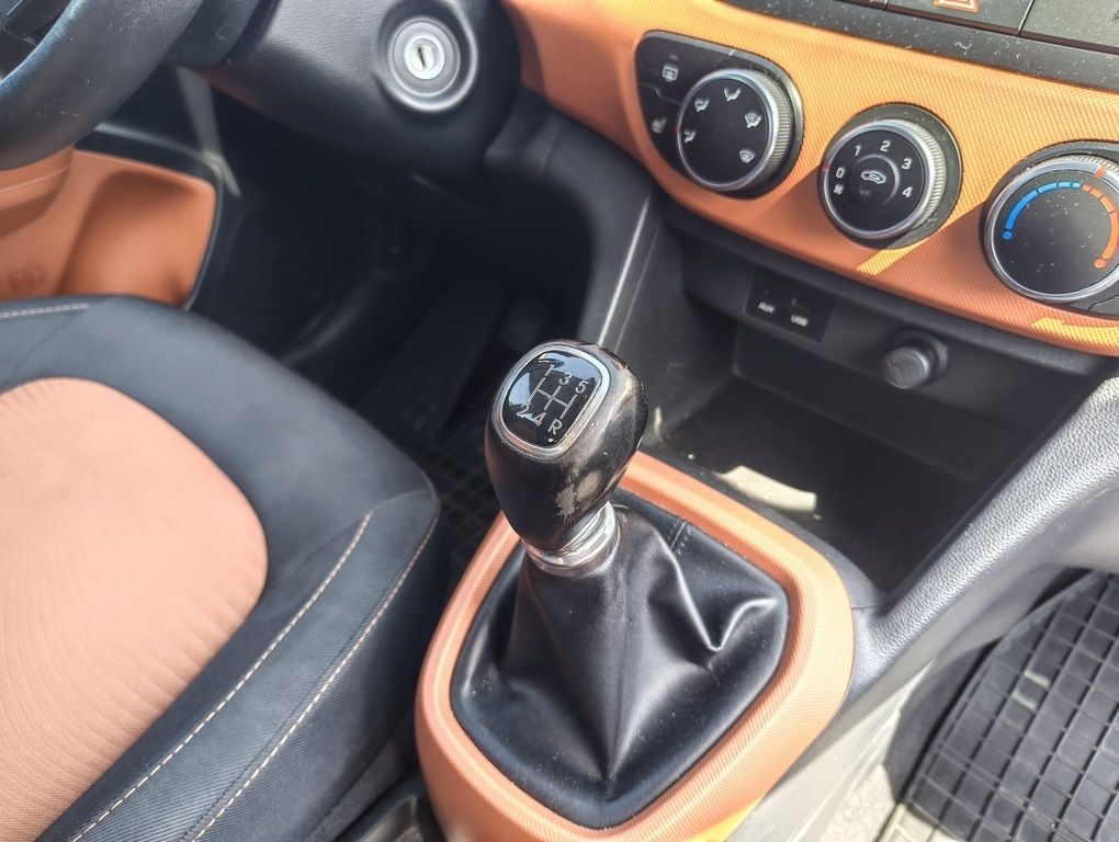 Fahrzeugabbildung Hyundai i10 1.2 FIFA World Cup Edition MOTORSCHADEN