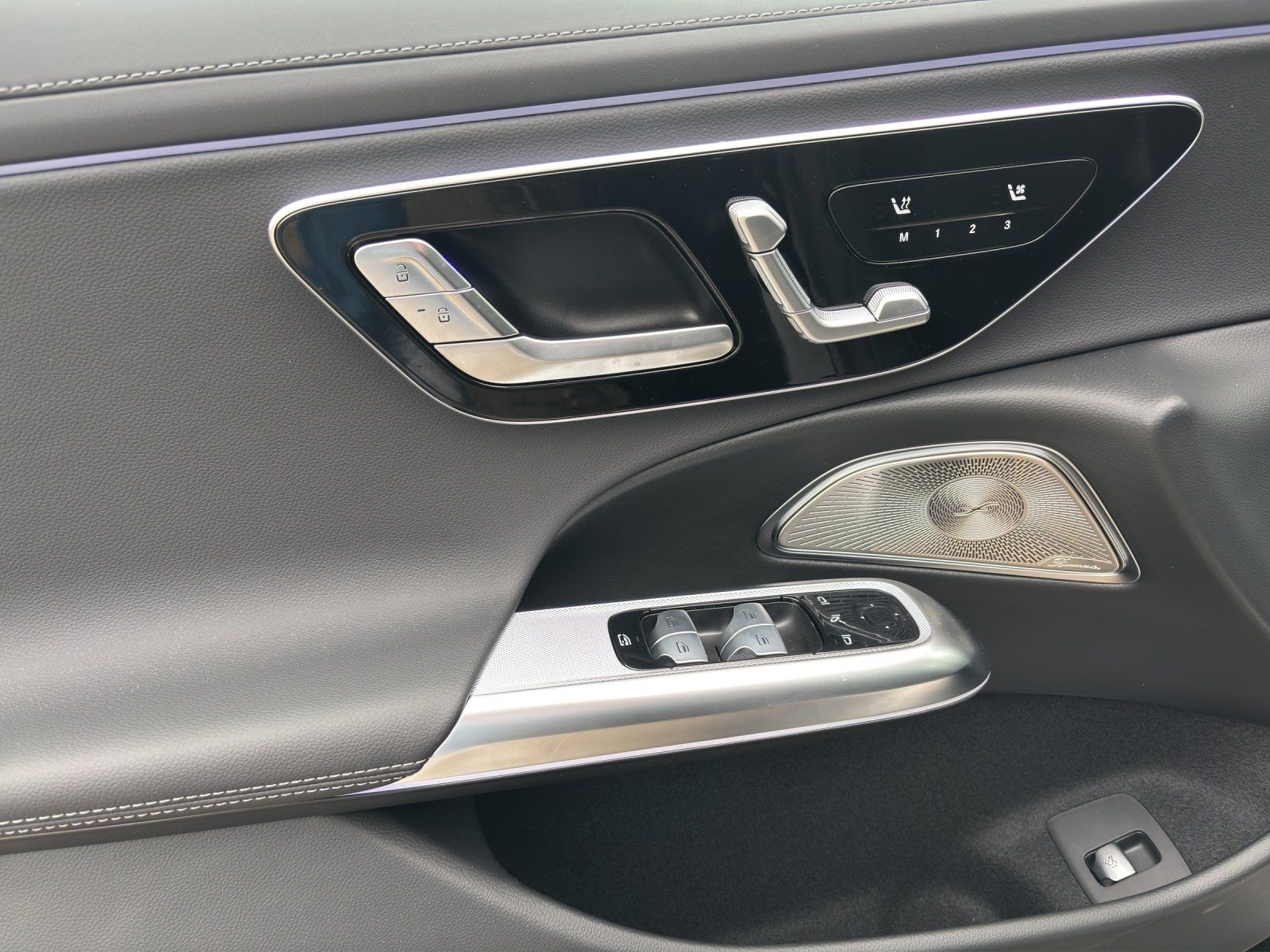 Fahrzeugabbildung Mercedes-Benz E 220 d T  AMG 360° DigLight Burm Pano Sitzklima