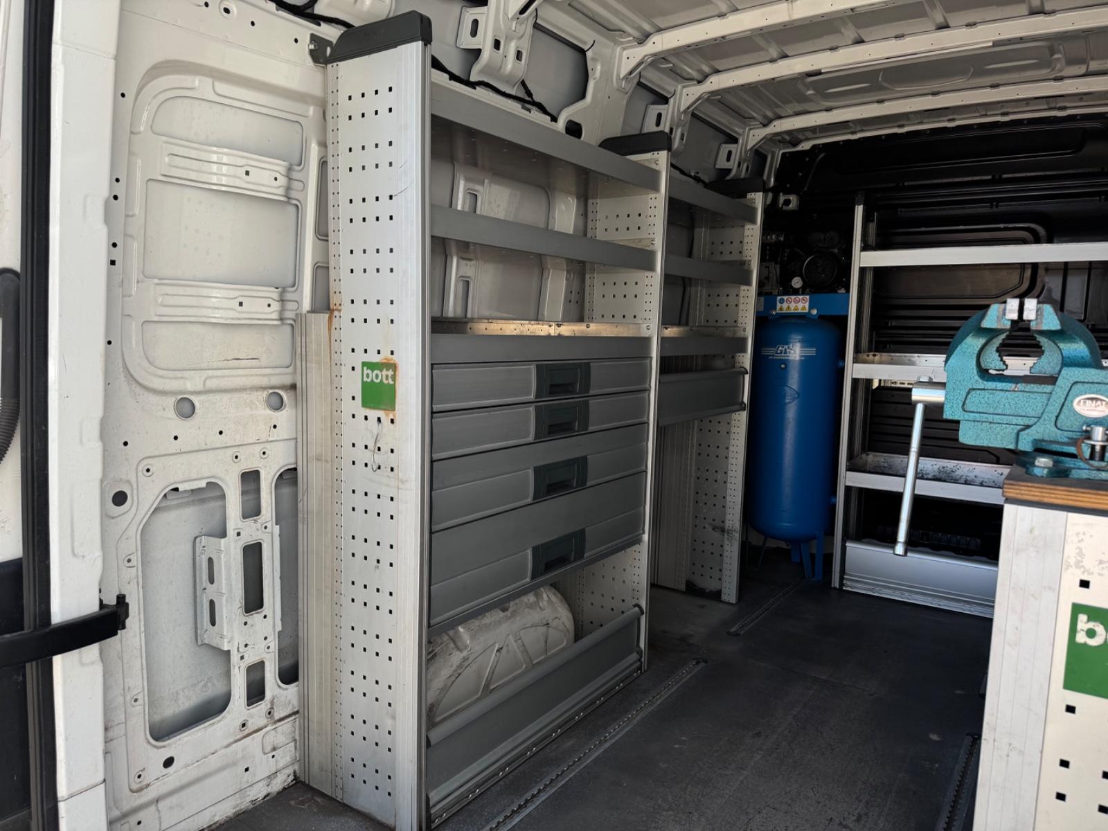 Volkswagen Crafter Kasten 35 mittellang Hoch REGAL KOMPRESS, миниатюра 10
