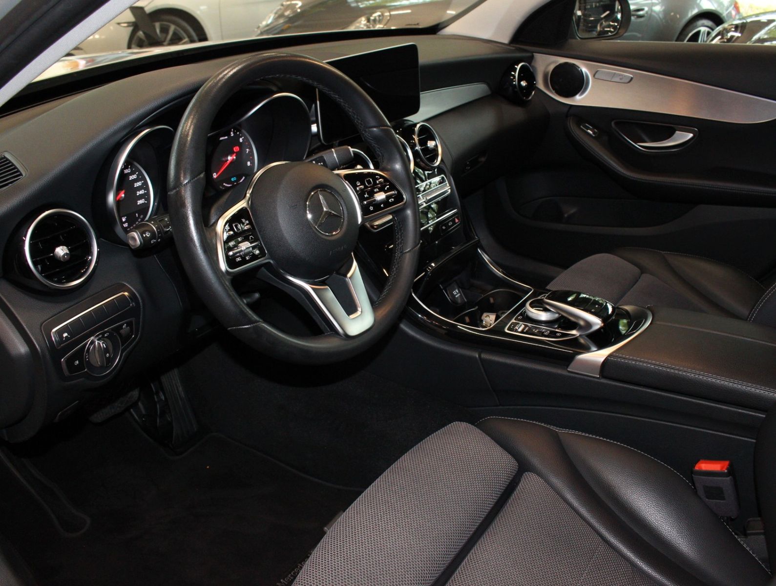 Fahrzeugabbildung Mercedes-Benz C 200 T Avantgarde Distronic*elekt. AHK*LED