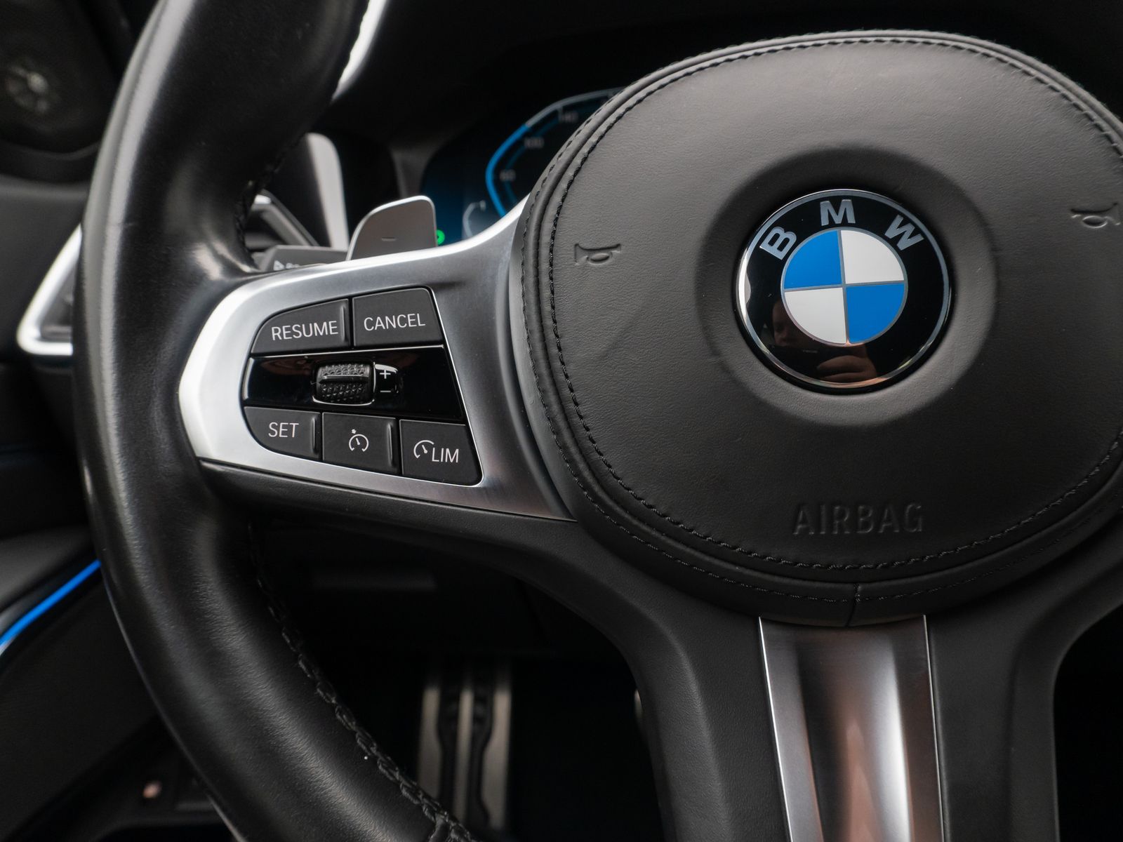 Fahrzeugabbildung BMW 330e M Sport Laser DAB Alarm HUD H/K Komfort 18"