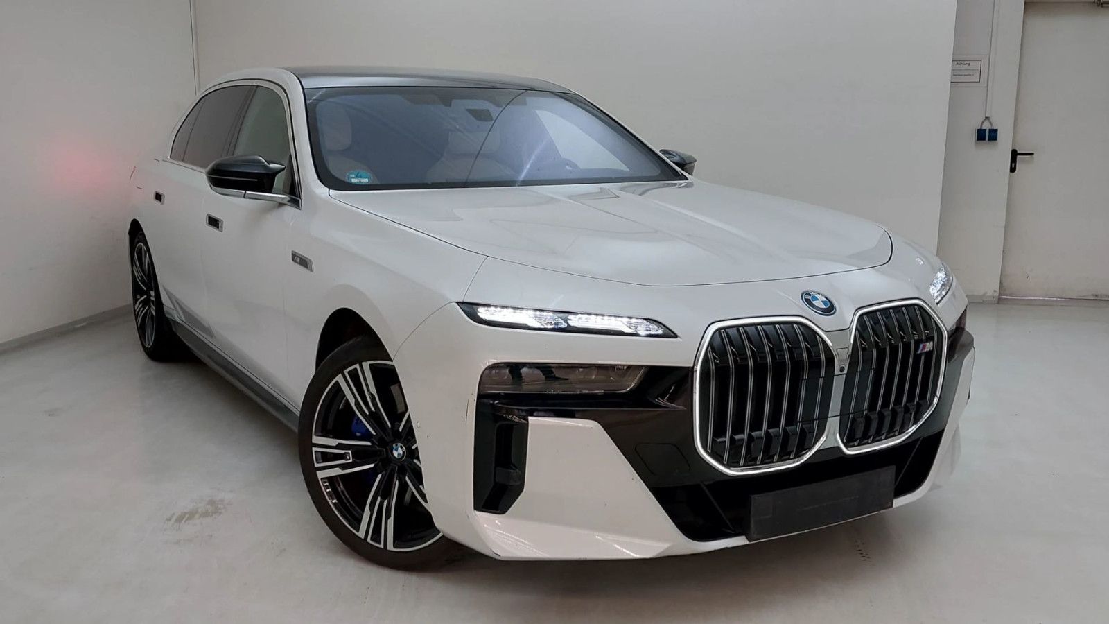 Fahrzeugabbildung BMW M760 e xDrive M-SPORT|TV|B&W|SKY-LOUNGE|MEGAVOLL