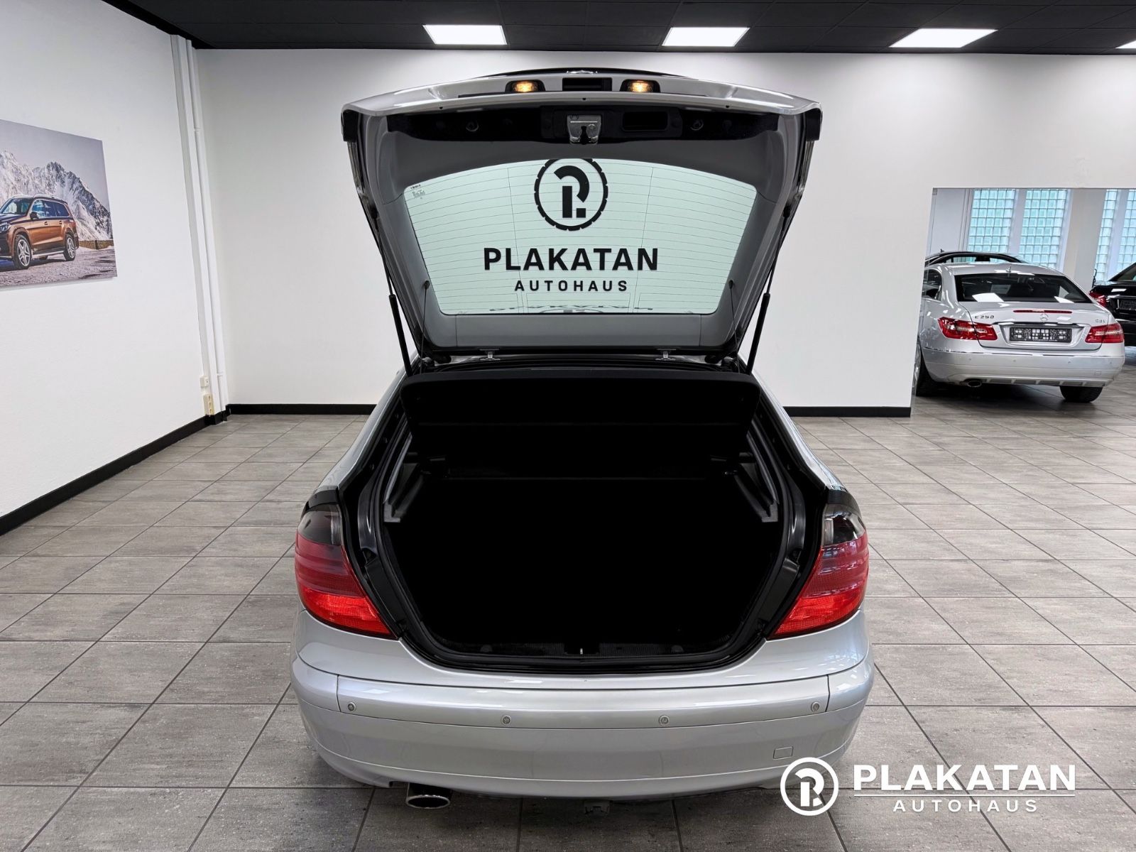 Fahrzeugabbildung Mercedes-Benz C 230 Bi-Xenon Leder Tempomat 2Hand