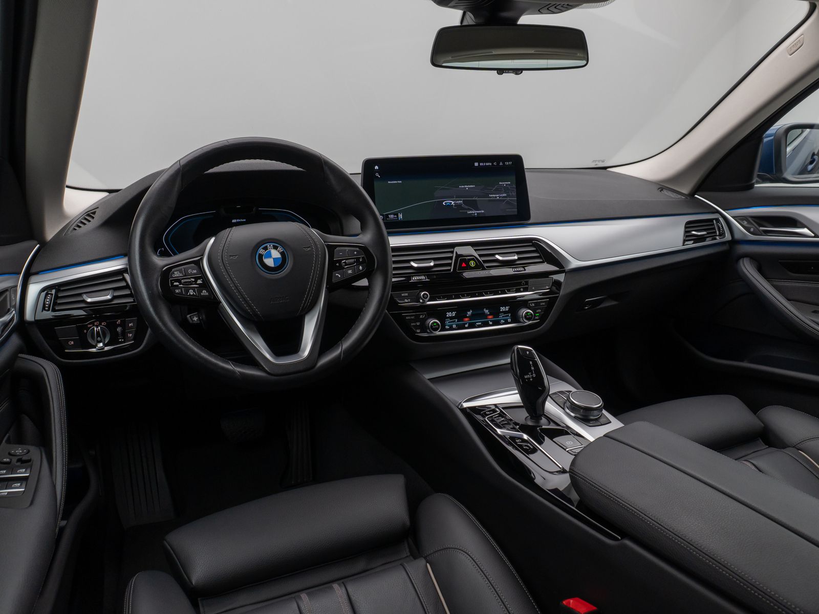 Fahrzeugabbildung BMW 530e Kamera Laser HUD DAB AHK Komfort Alarm ACC