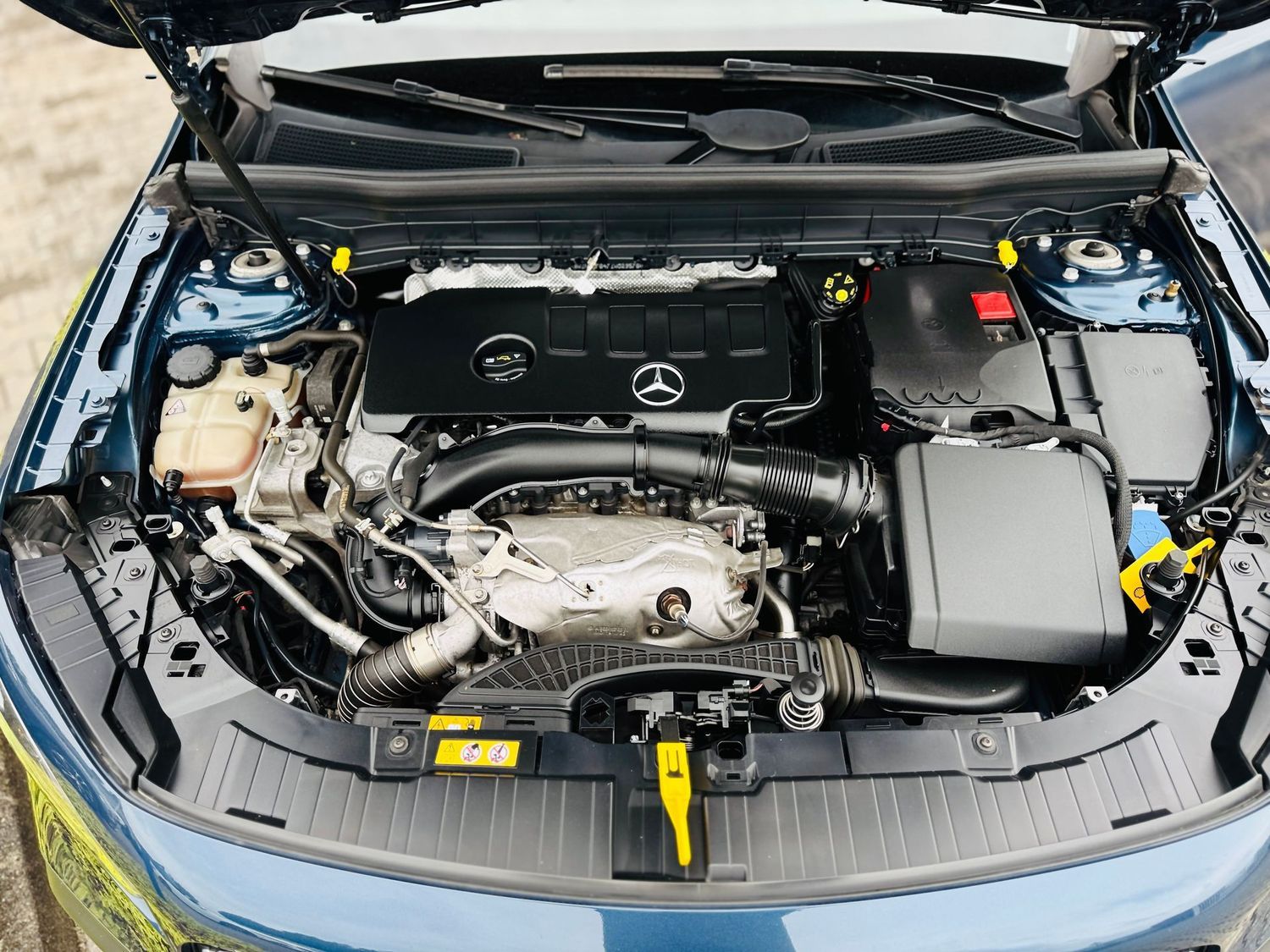 Fahrzeugabbildung Mercedes-Benz GLB 250 4M AMG, Autom., Multibeam, PTS, RFK, Nav