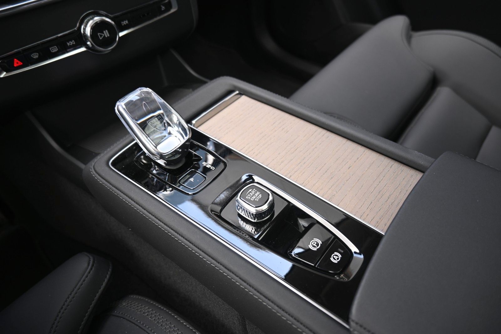 Fahrzeugabbildung Volvo XC90 T8 AWD Plus Dark*PANO*360°*HuD*H&K*ACC