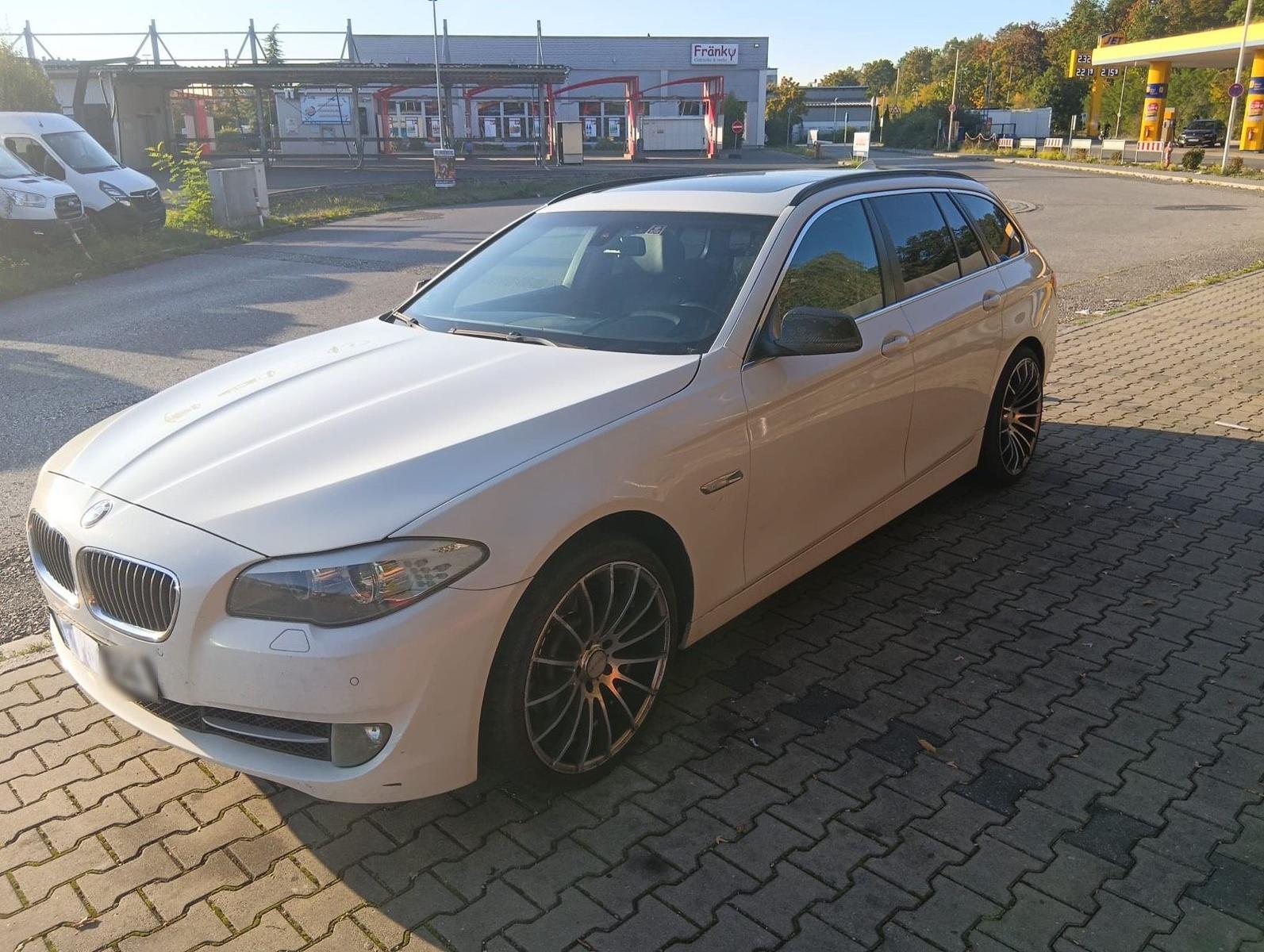 BMW 530 2011 — вигляд ззаду