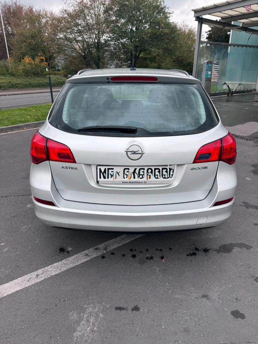 Opel Astra 2011 — салон