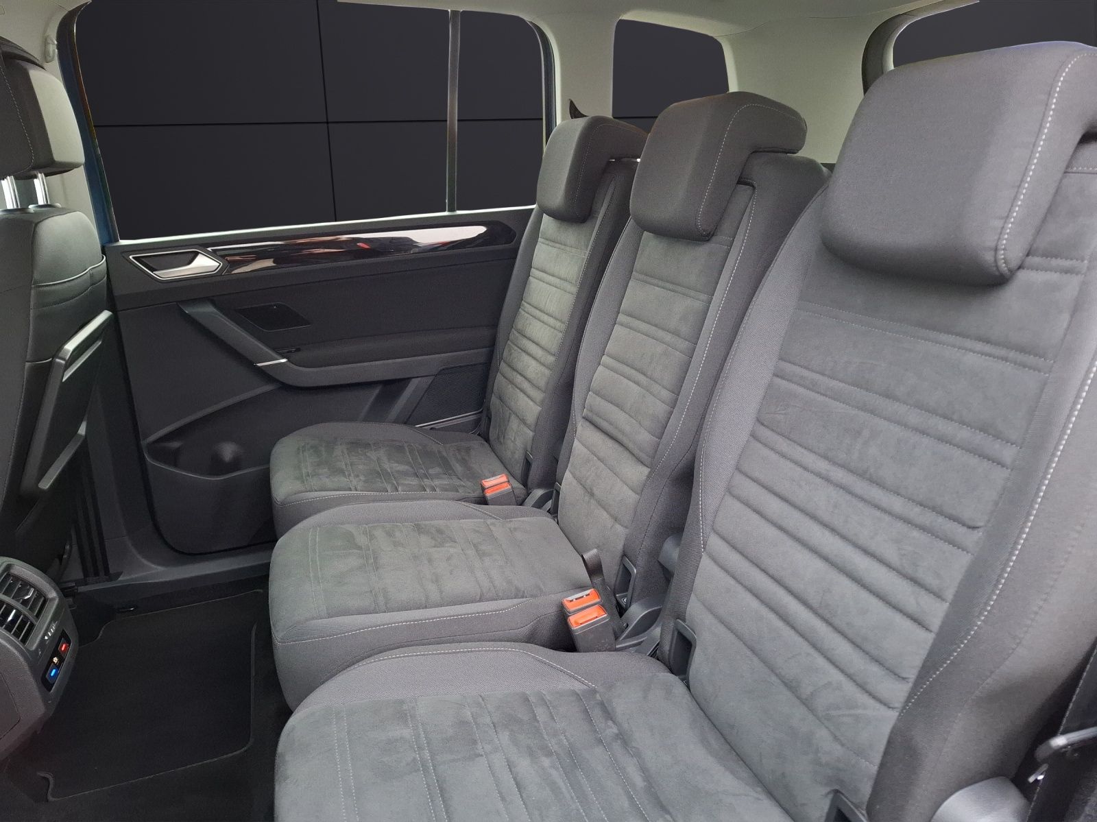 Fahrzeugabbildung Volkswagen Touran TSI Highline AHK ACC LED Navi PDC SH