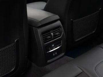 Fahrzeugabbildung BMW 330e xD Sport Line 360°DAB Stop&Go LED Alarm AHK
