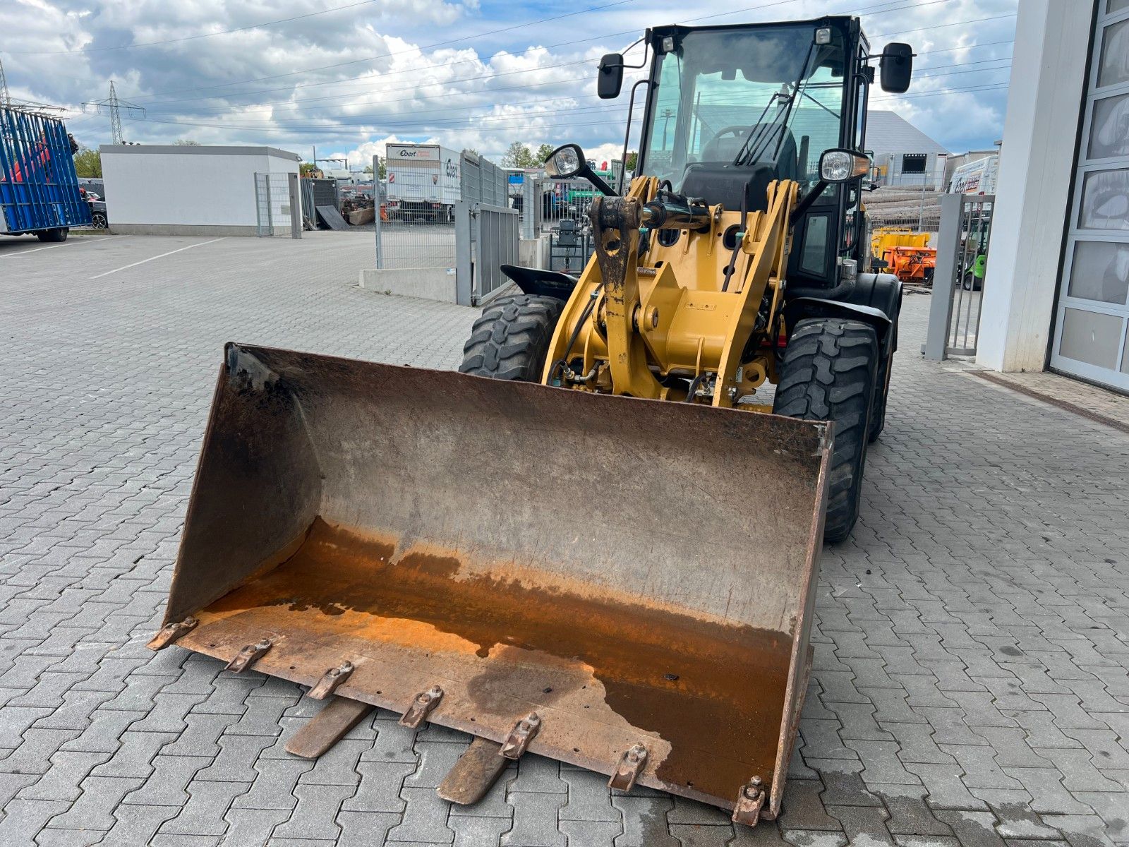Fahrzeugabbildung CAT 908M / 3.000h / Gabel / Schaufel