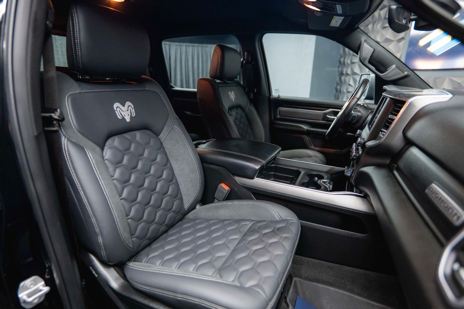 Fahrzeugabbildung Dodge RAM 5.7 V8 HEMI 4x4 Offroad Night-Paket LED 19%