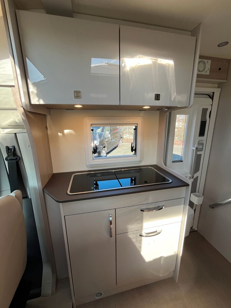 Fahrzeugabbildung Bürstner Lineo T 700 155PS*Autom.*Xenon*Winter*Sat*TV*Nav