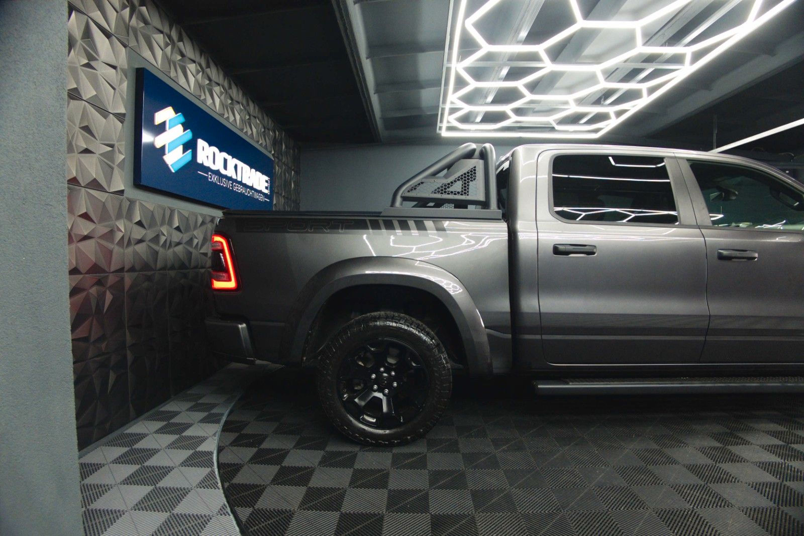 Fahrzeugabbildung Dodge RAM 5.7 V8 HEMI 4x4 OFFROAD Night-Paket *LED*