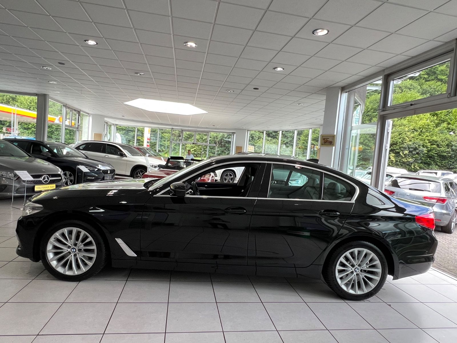 Fahrzeugabbildung BMW 520 d Lim. Luxury Line
