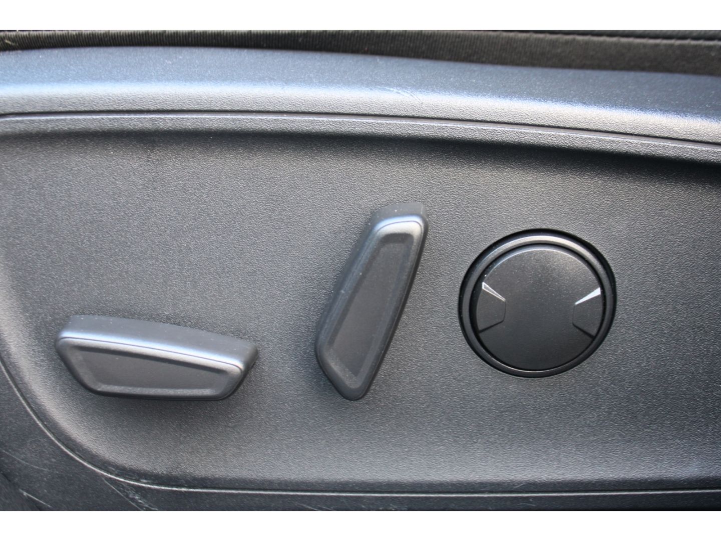 Fahrzeugabbildung Ford Kuga ST-Line X LED AHK Navi GJR Pano  RFK VZE TW