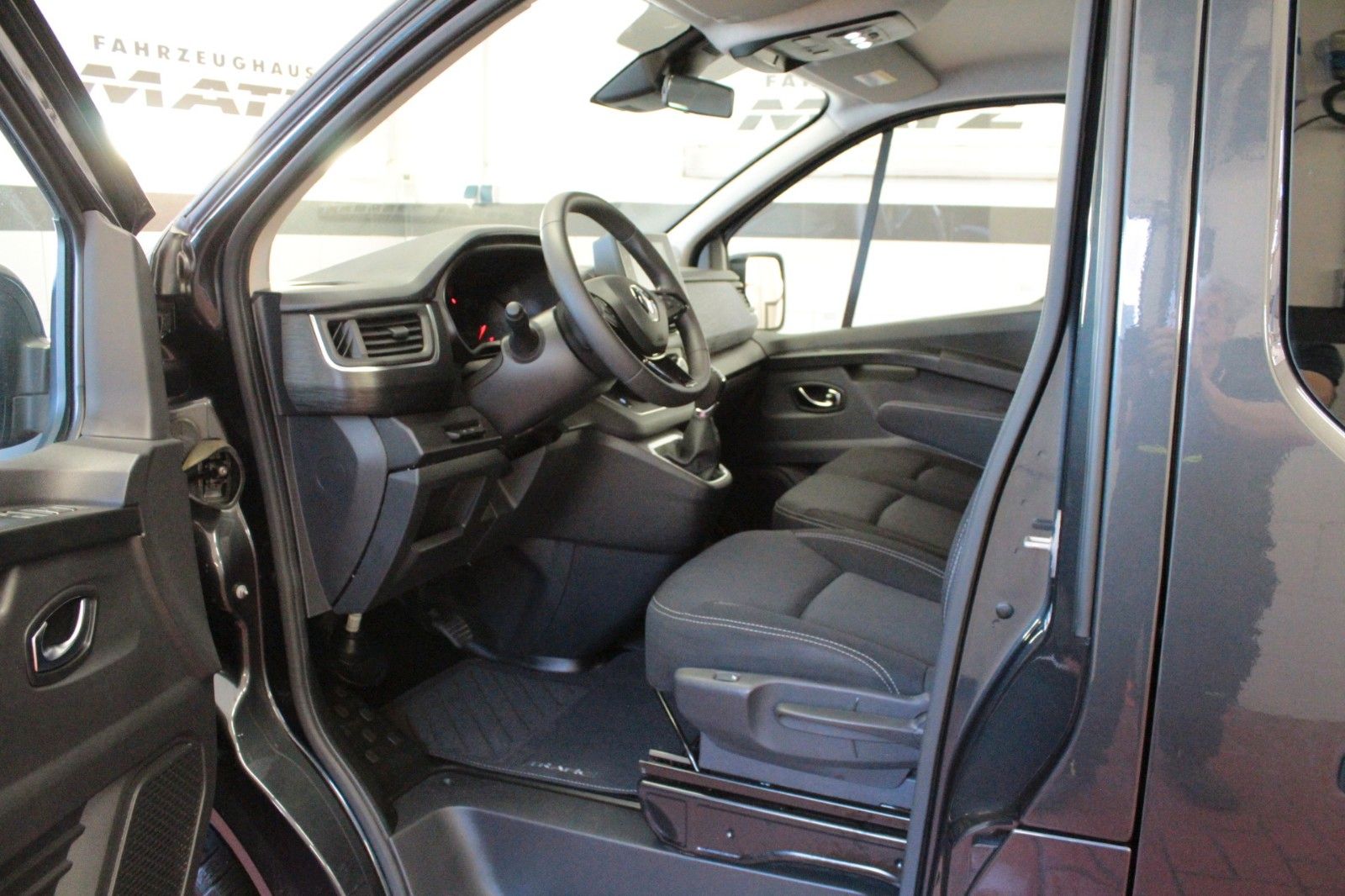 Fahrzeugabbildung Renault Trafic Grand L2H1 Blue DCI EDC Automatik