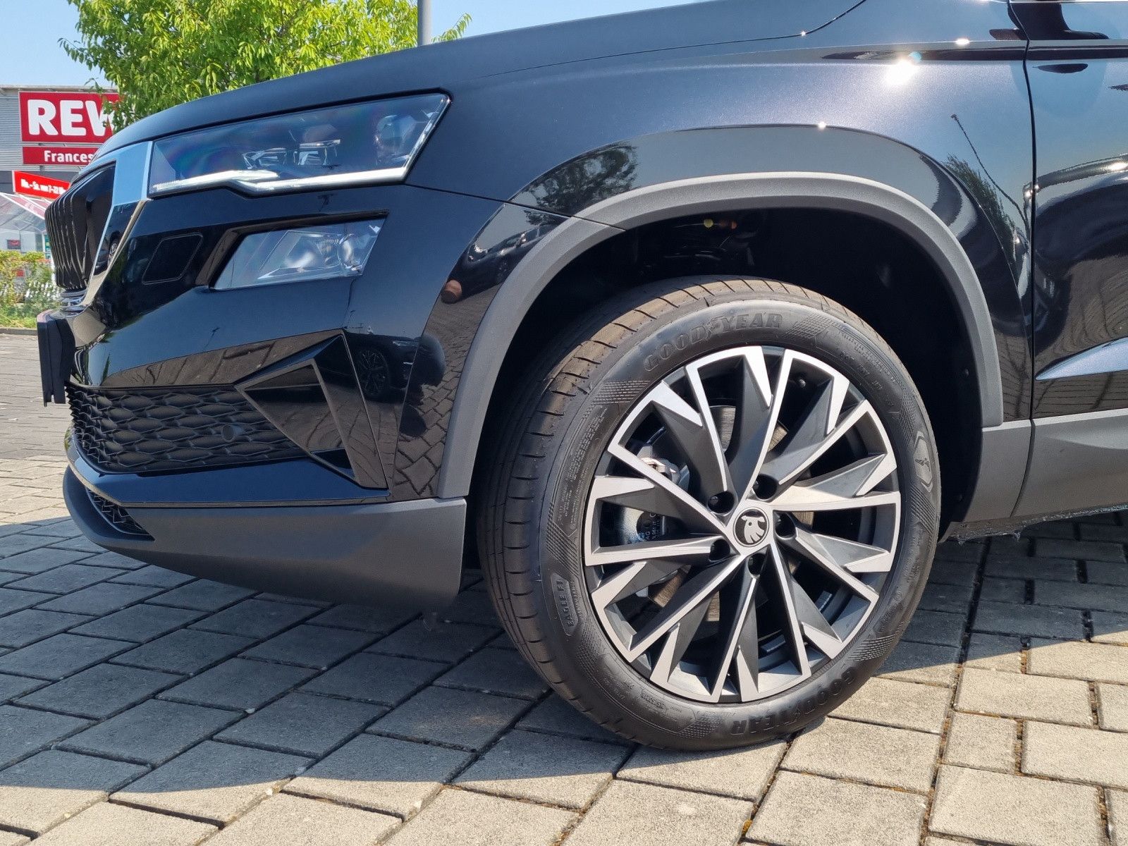 Fahrzeugabbildung SKODA Karoq Balance 2,0 TDI AHK Info 18" Fahrassi+