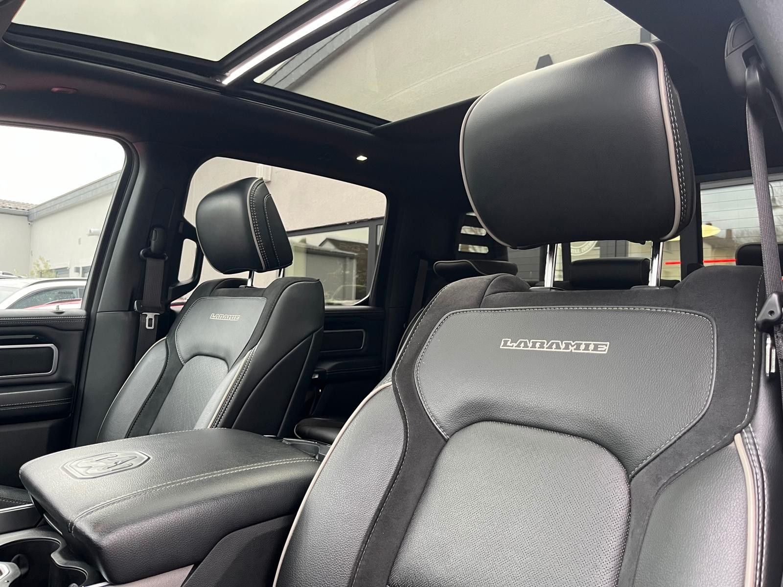 Fahrzeugabbildung Dodge RAM 1500 Laramie / Sport / Crew CAB 4x4