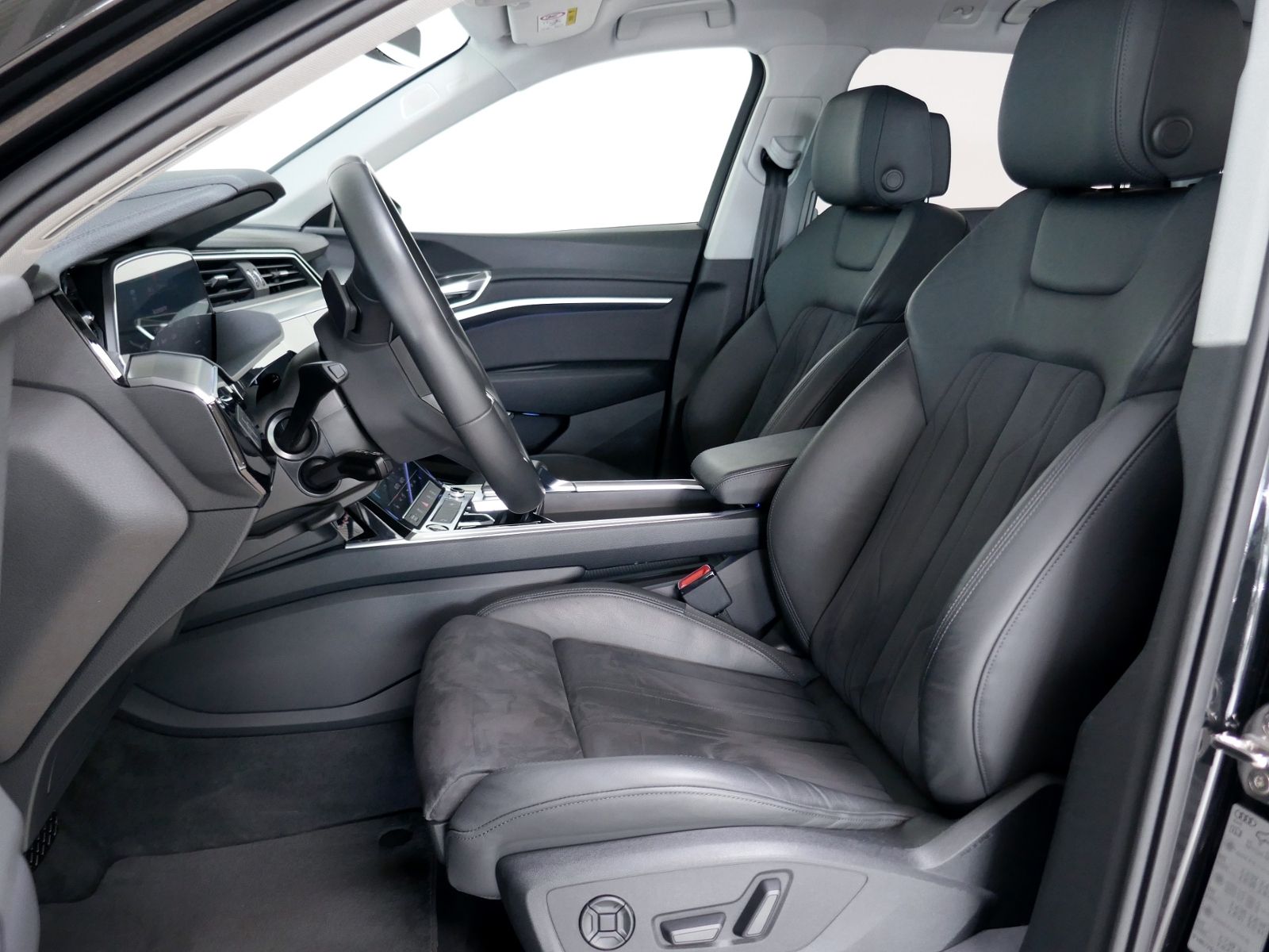 Fahrzeugabbildung Audi e-tron advanced 55 quattro 300kW | LED RFK CCS