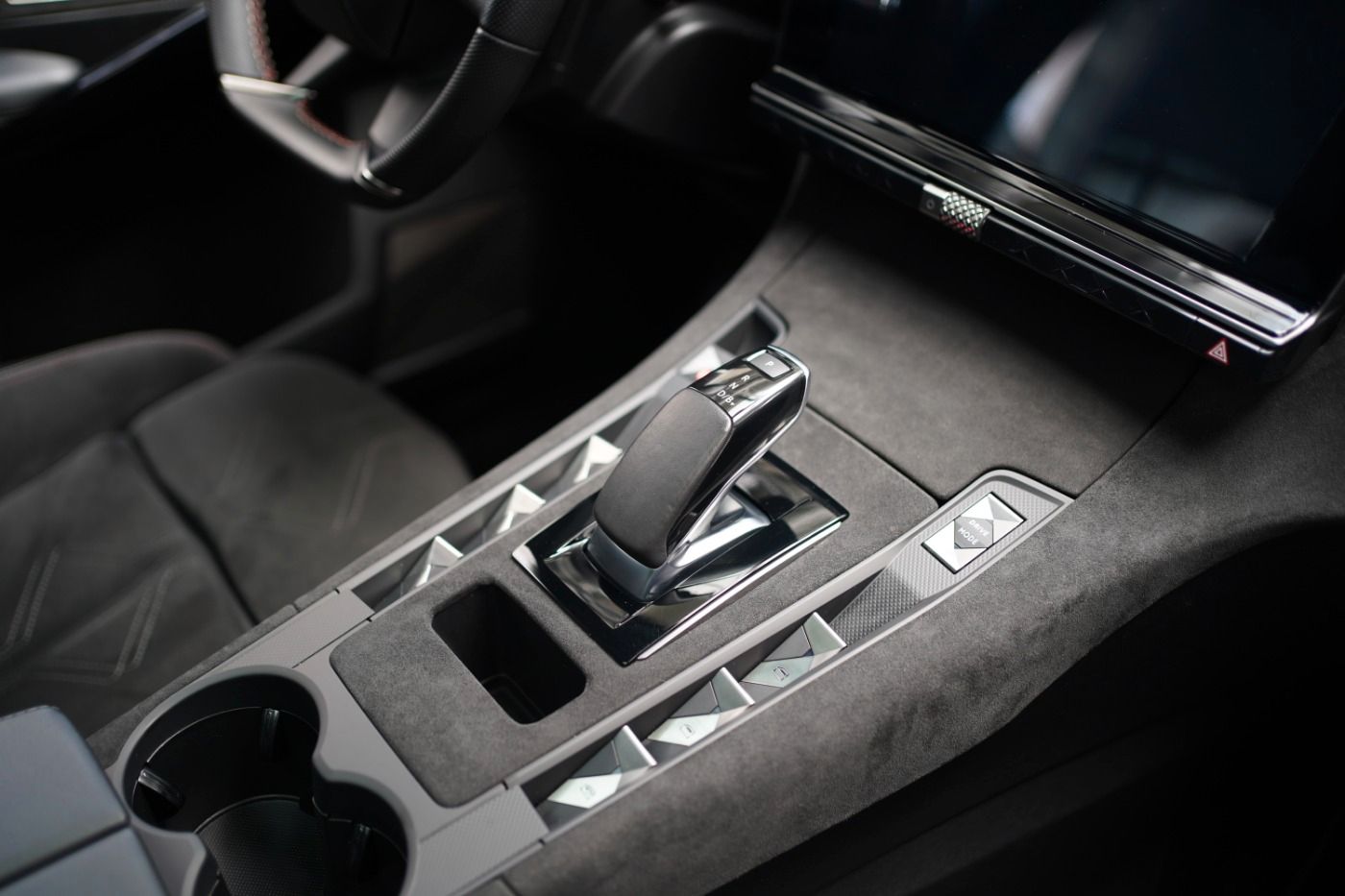 Fahrzeugabbildung DS Automobiles DS7 Crossback E-Tense 225 Performance Line+