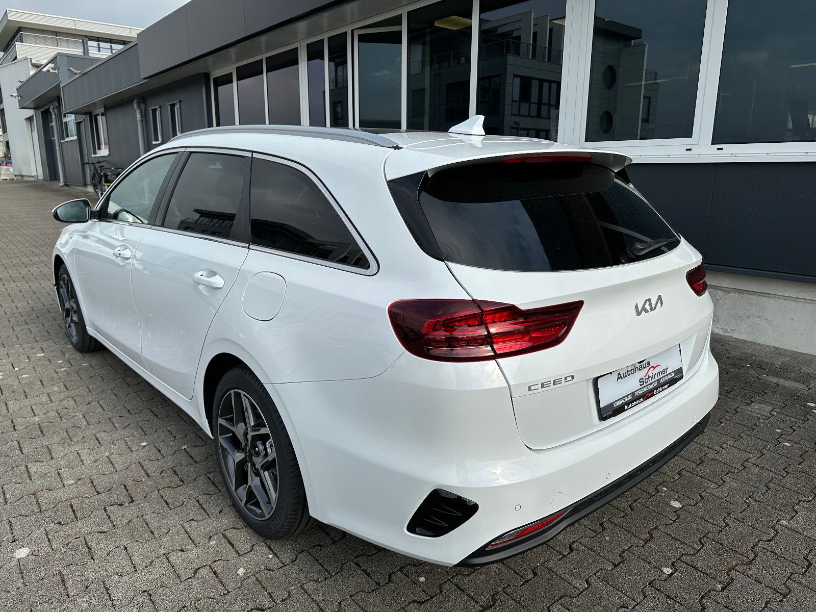 Fahrzeugabbildung Kia cee'd Sportswagon 140PS DCT7 Platinum Glasdach