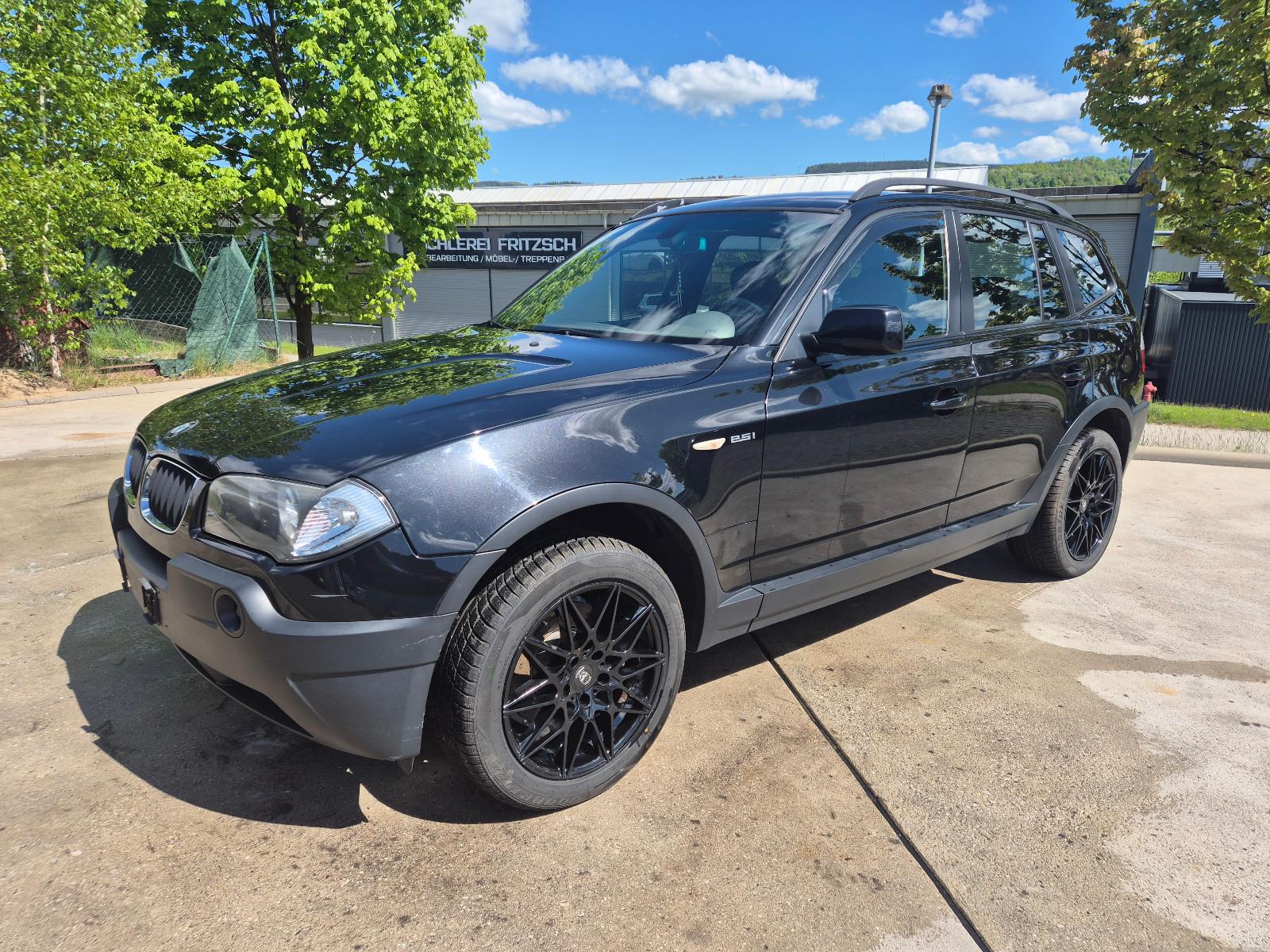 BMW X3 2.5i mit AHZV und Sportsitze in Leder schwarz