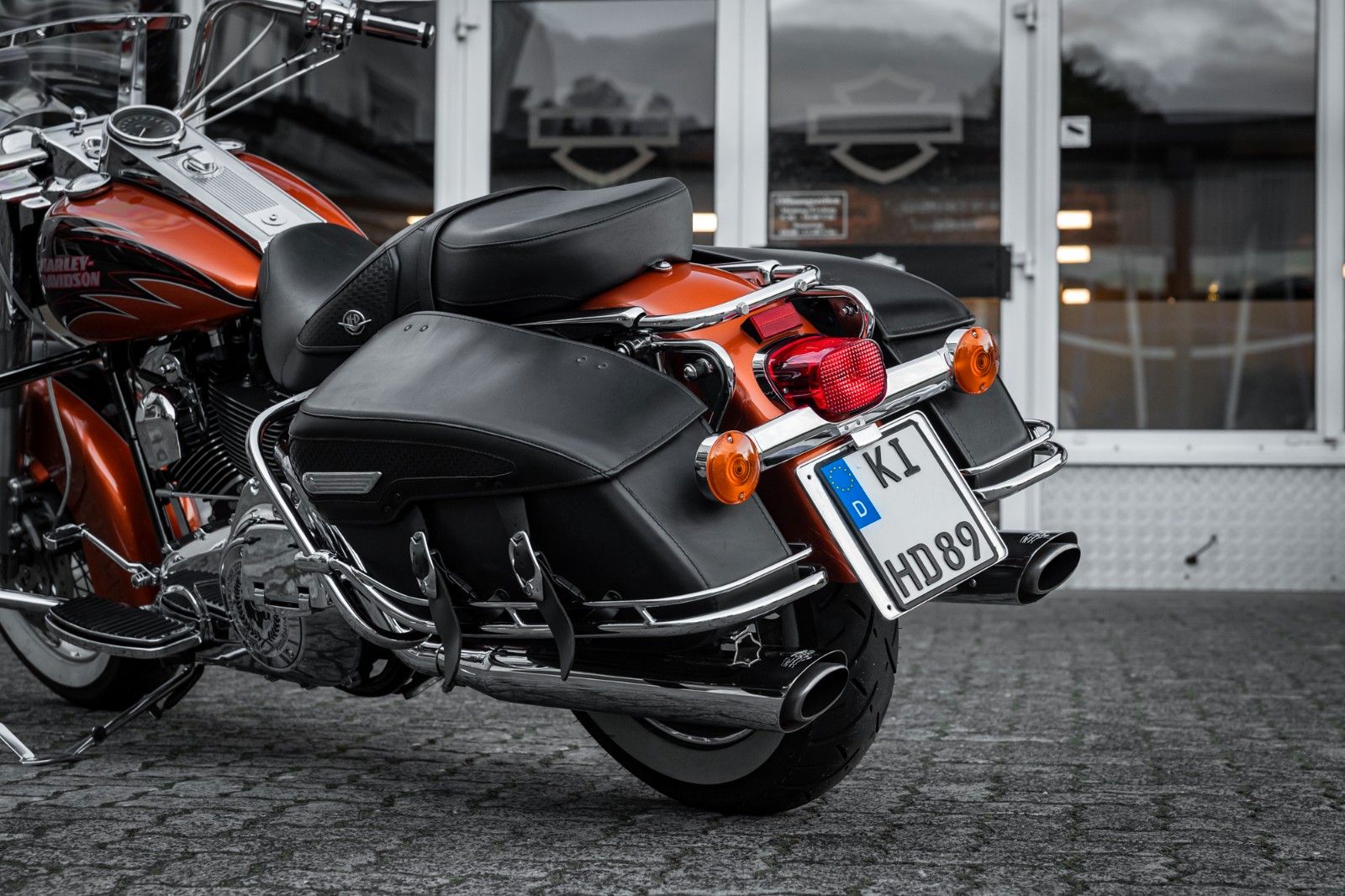 Fahrzeugabbildung Harley-Davidson FLHRC Road King Classic - BLACK BEAR - SELTEN