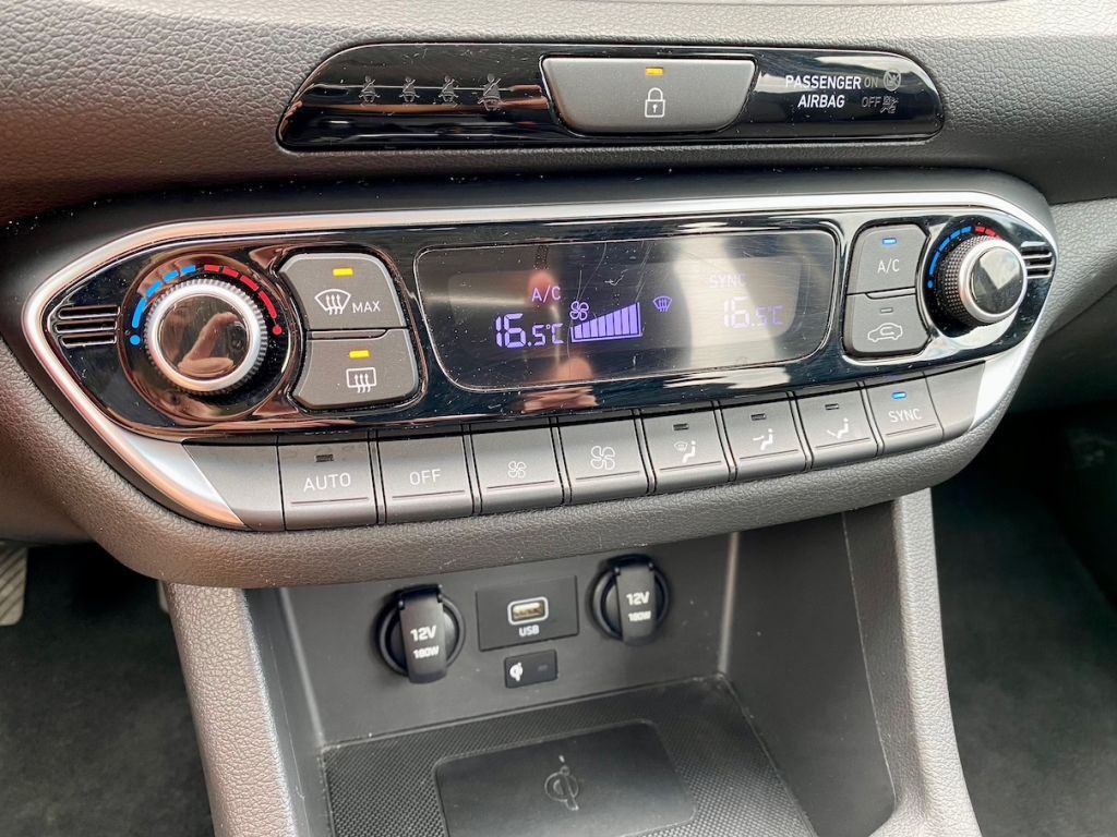 Fahrzeugabbildung Hyundai i30 1.0 AAC SHZ ALLWETTERREIFEN ALU KAMERA PDC