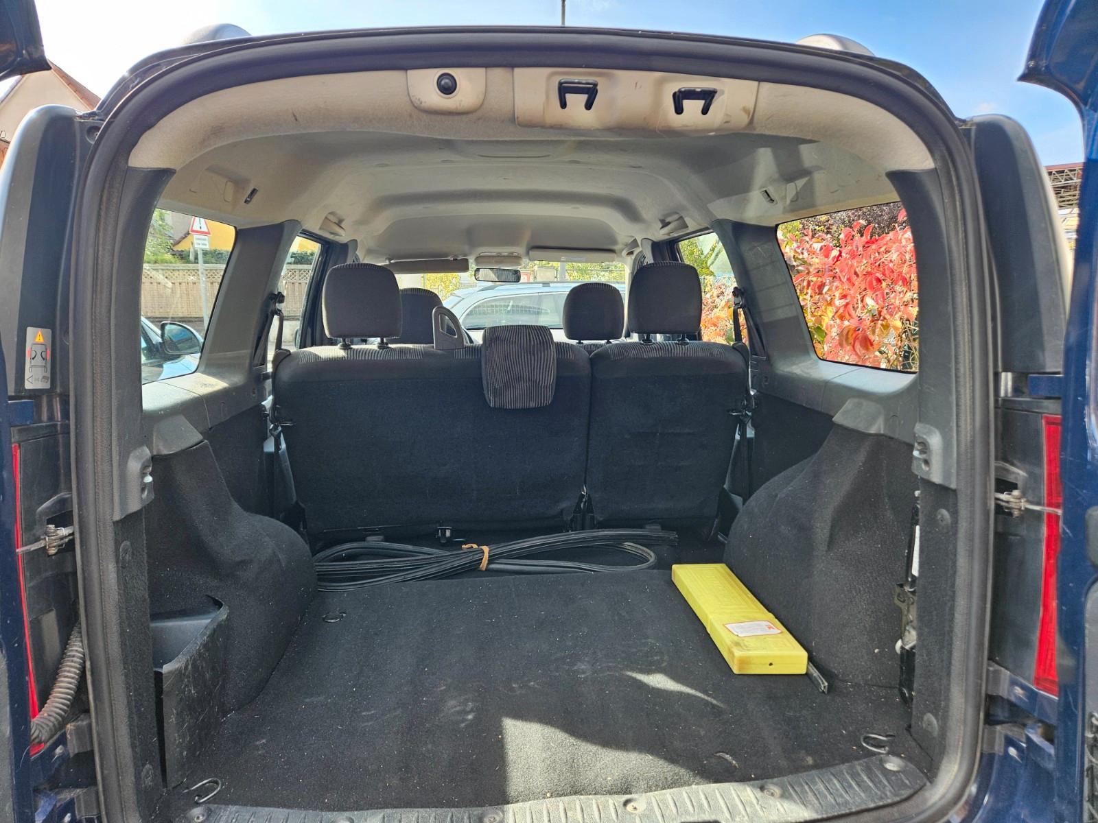 Dacia Logan 2011 — interior