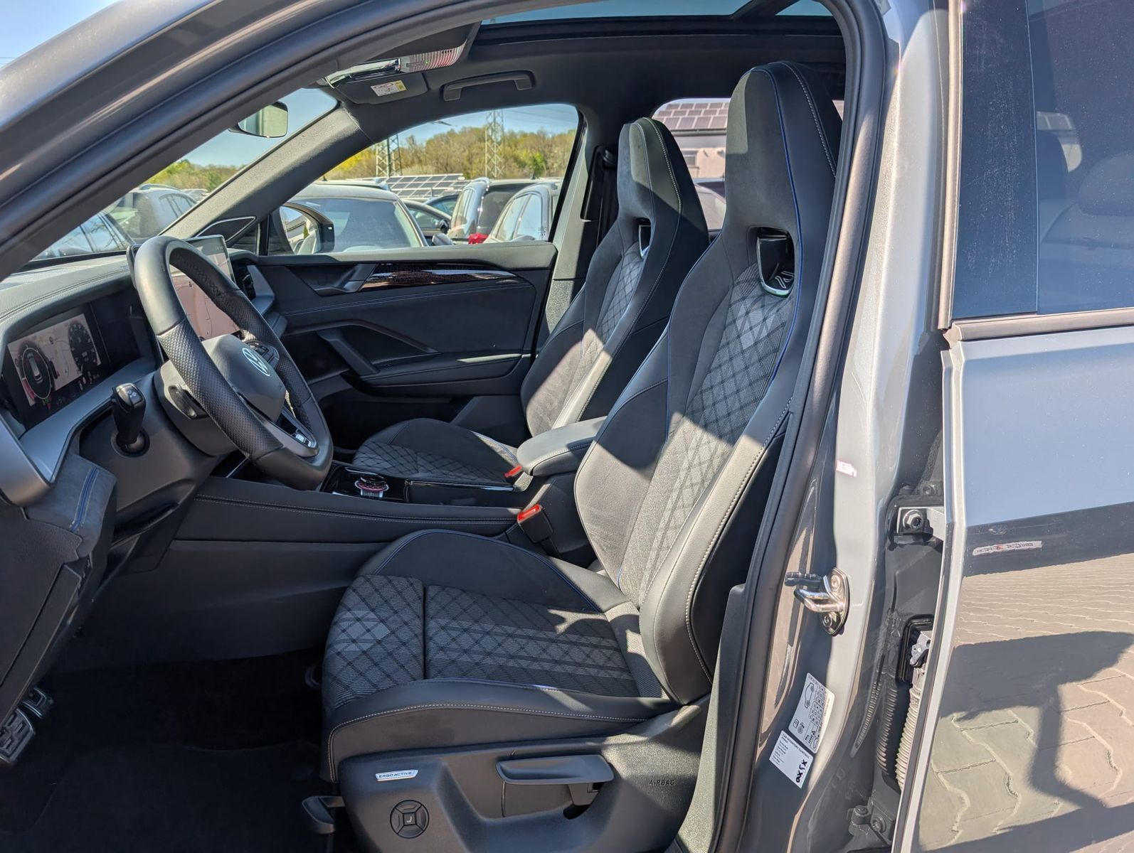 Fahrzeugabbildung Volkswagen Tayron 2.0TDI 4M R-Line 7Si*MATRIX*AHK*PANO*H&K