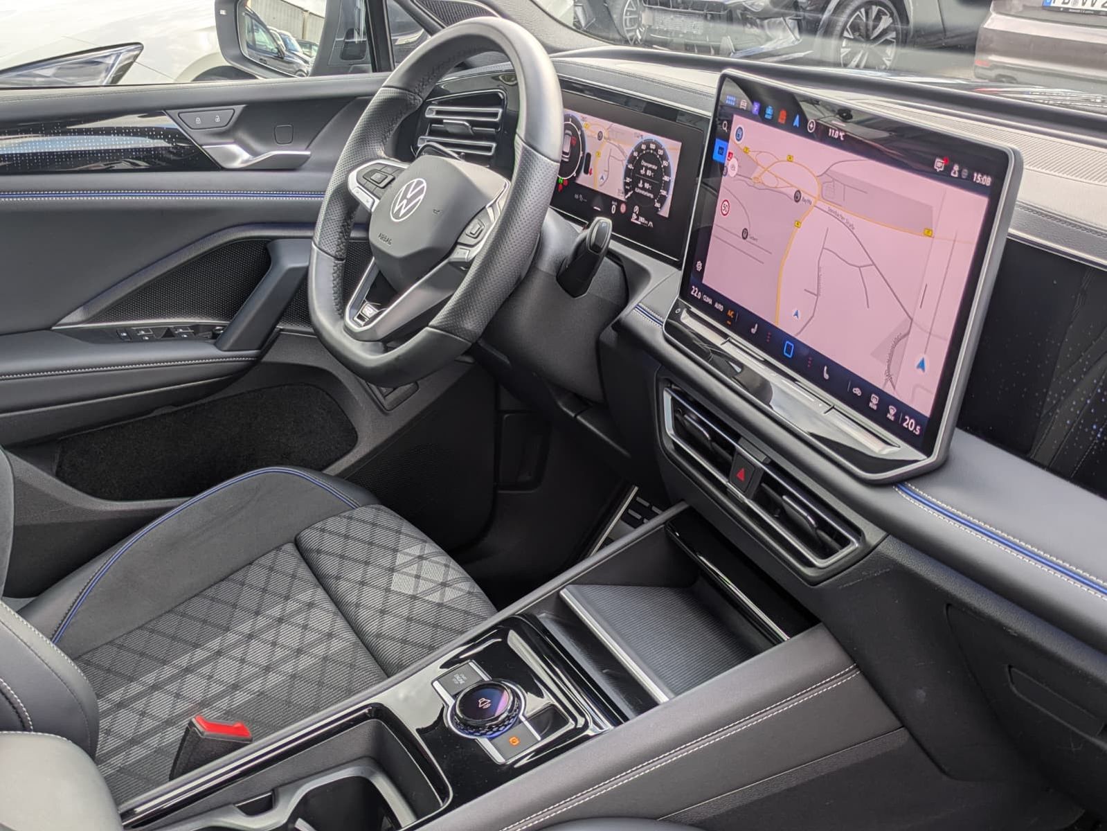 Fahrzeugabbildung Volkswagen Tiguan 2.0 TDI 4M R-Line PANO*H&K*AHK*MATRIX*20"