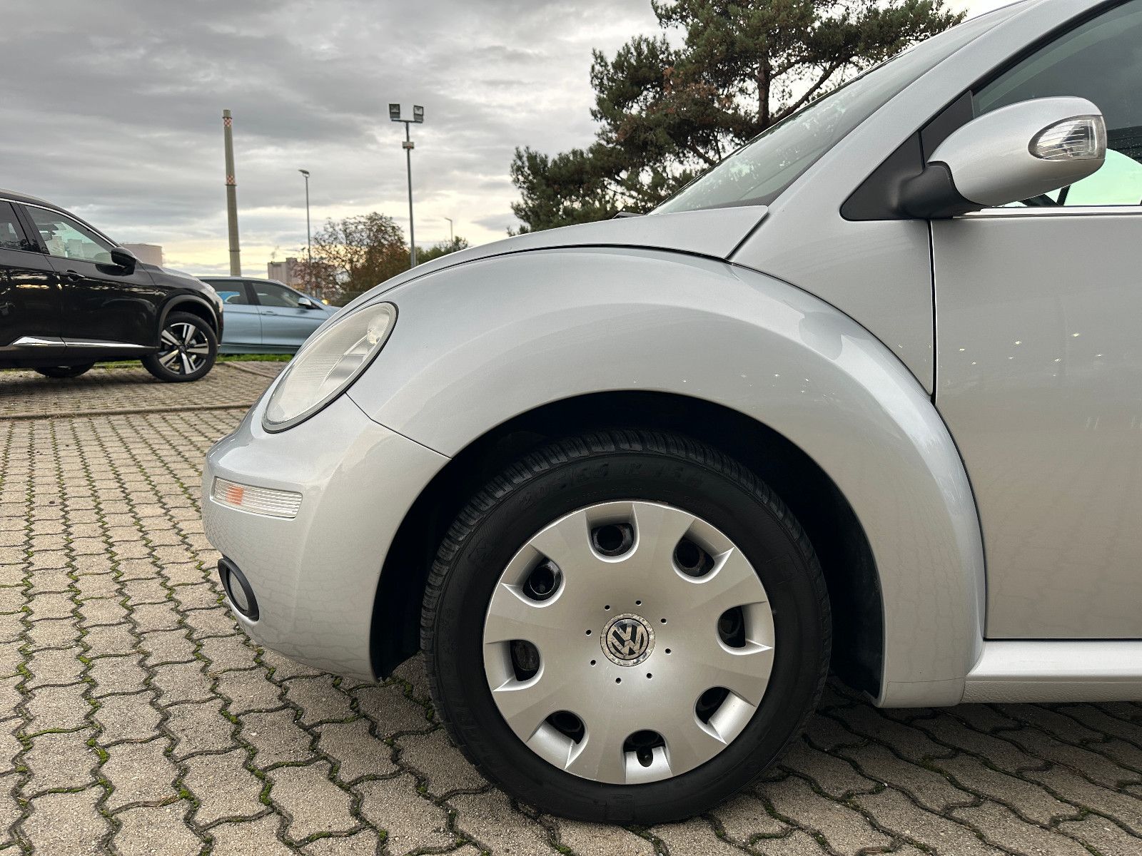 Fahrzeugabbildung Volkswagen New Beetle 1.6 Cabriolet KLIMA+SHZ+TÜV-NEU