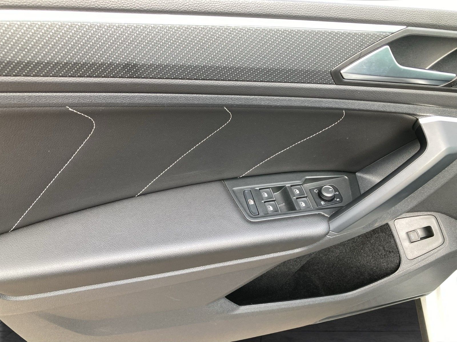 Fahrzeugabbildung Volkswagen Tiguan TDI R-Line DSG Matrix Navi AHK STH PDC