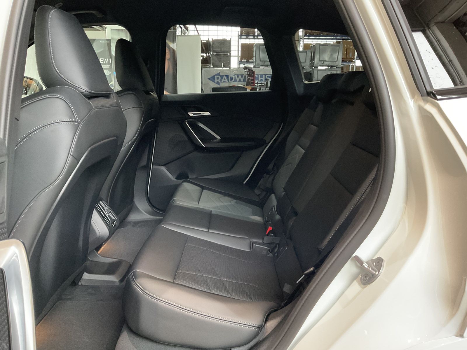 Fahrzeugabbildung BMW iX1 eDrive20 Komfortzugang, Head-Up-Display, AHK