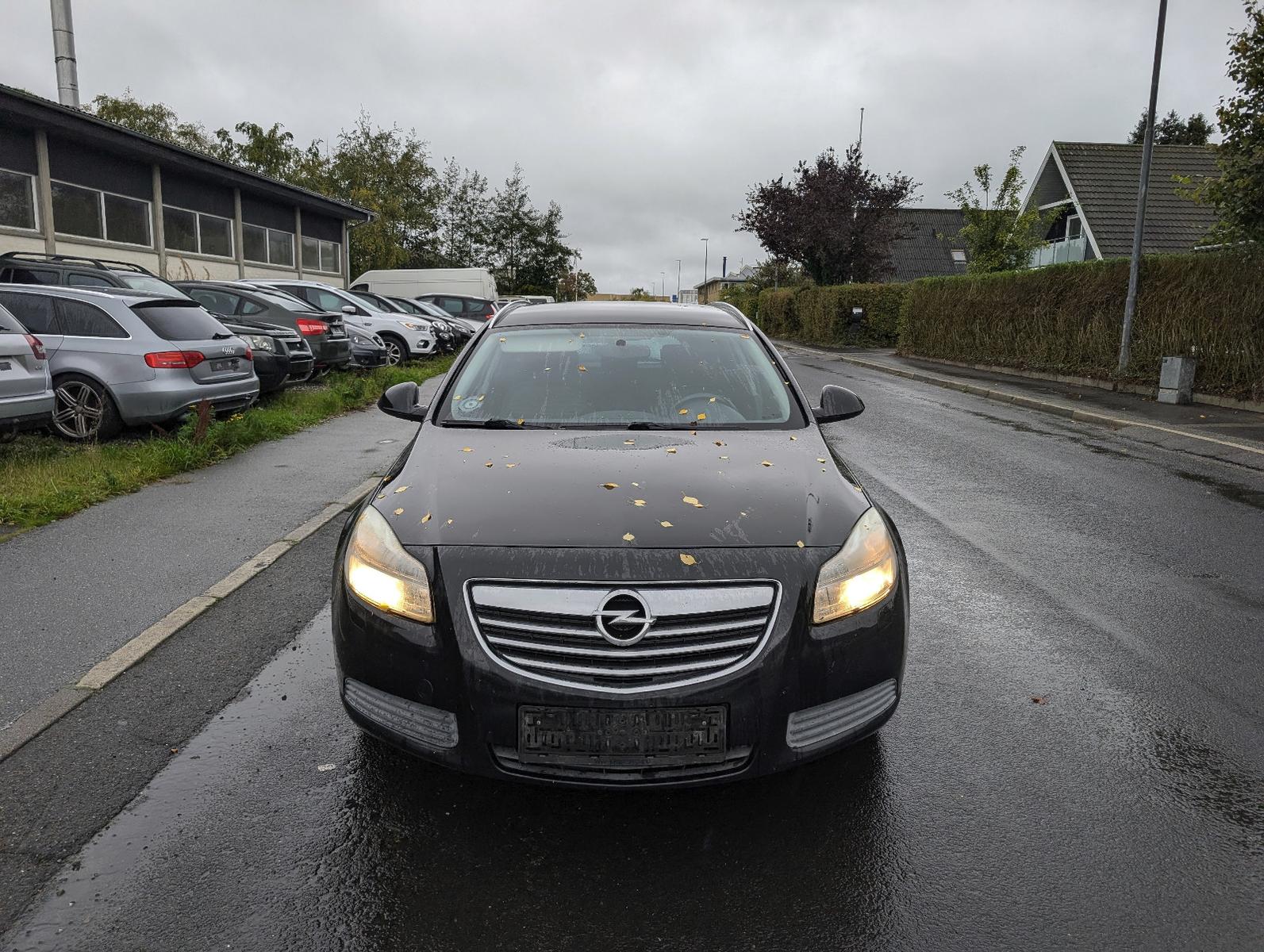 Opel Insignia 2011 — rear view