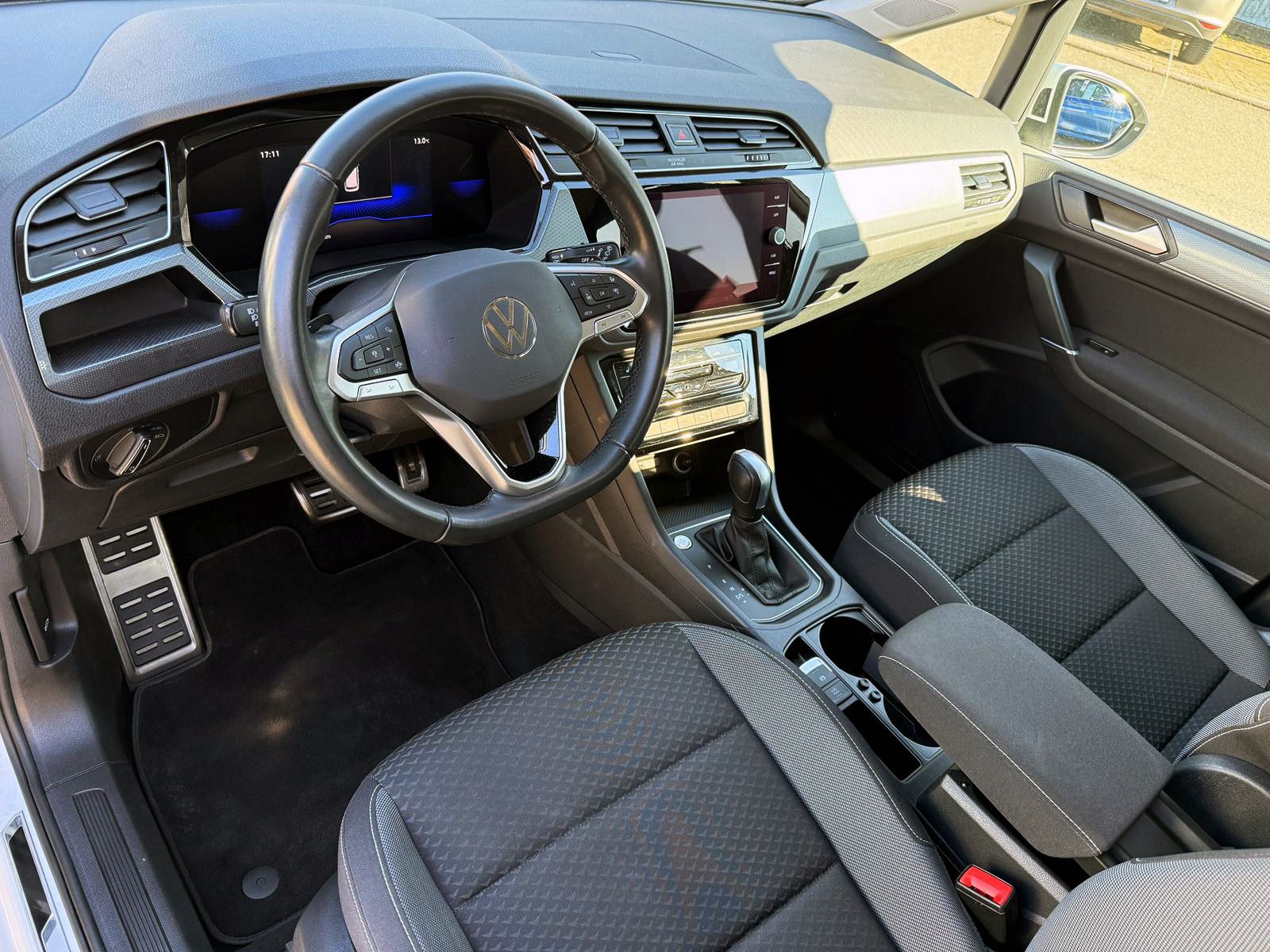 Fahrzeugabbildung Volkswagen Touran 1.5 TSI Active DSG ACC PDC KAM NAVI LED
