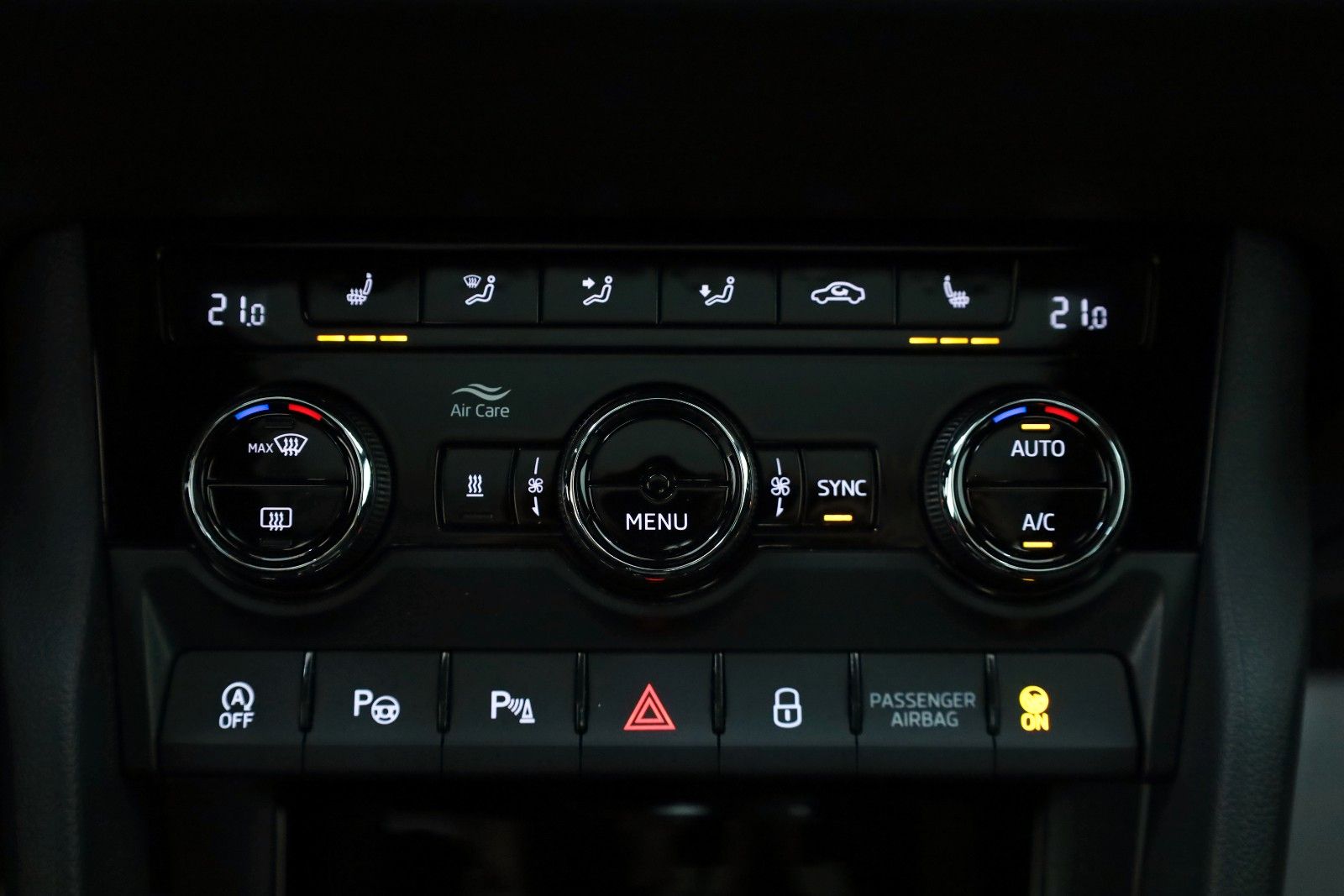 Fahrzeugabbildung SKODA Karoq Sportline 4x4 Navi,LED,Panorama,Apple CarP