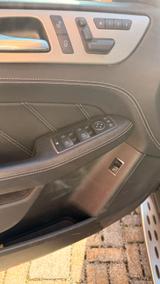 Mercedes-Benz ML 63 AMG 4MATIC AMG - schwarze Mercedes-Benz ML 63 AMG