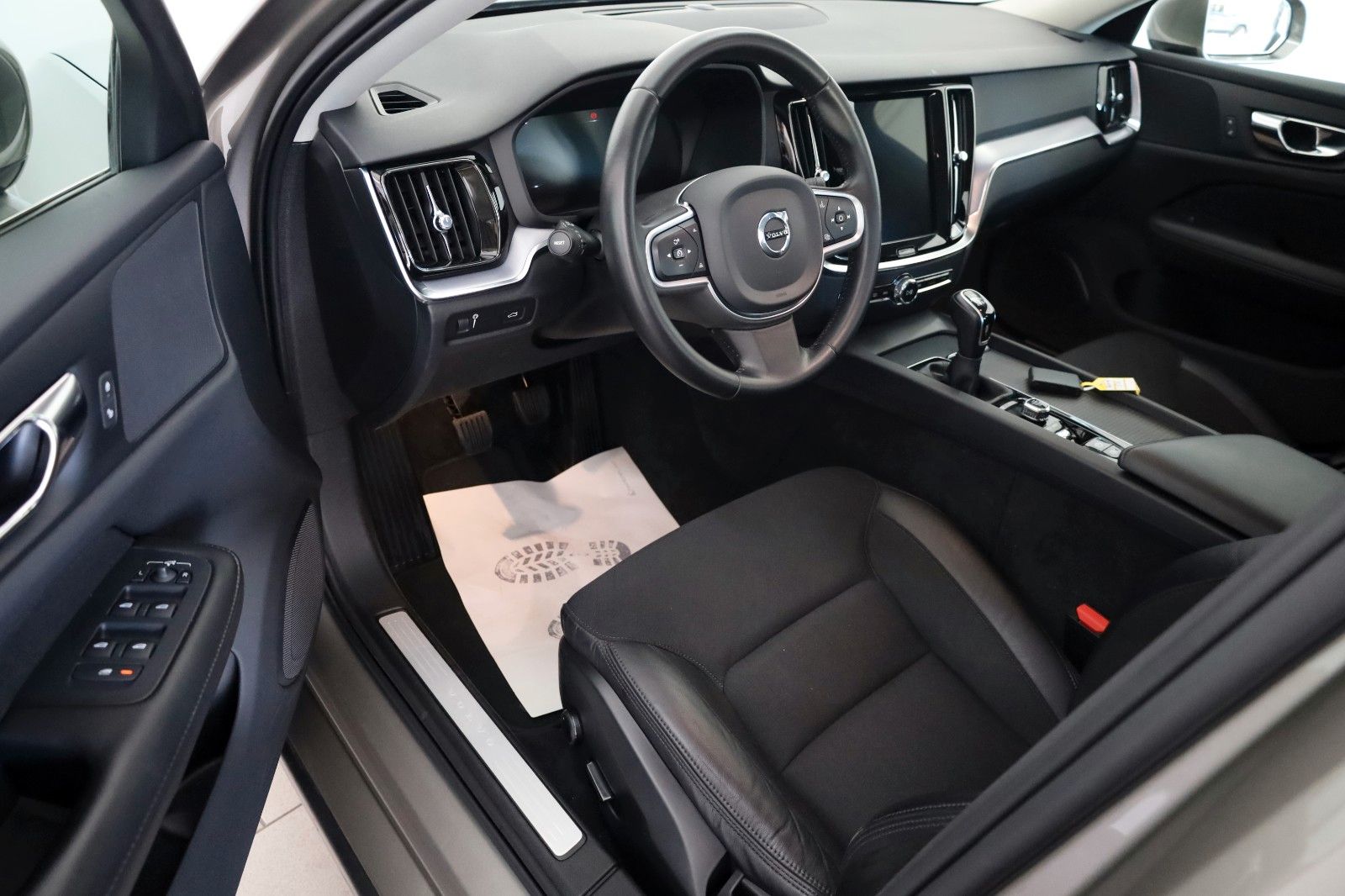 Fahrzeugabbildung Volvo V60 Kombi Momentum Pro T.Leder,Navi,LED,AppleCar