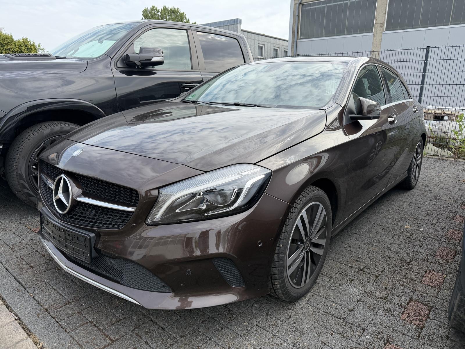 Mercedes-Benz A 180 Automatik LED R-Cam Sitzheizung PDC Navi