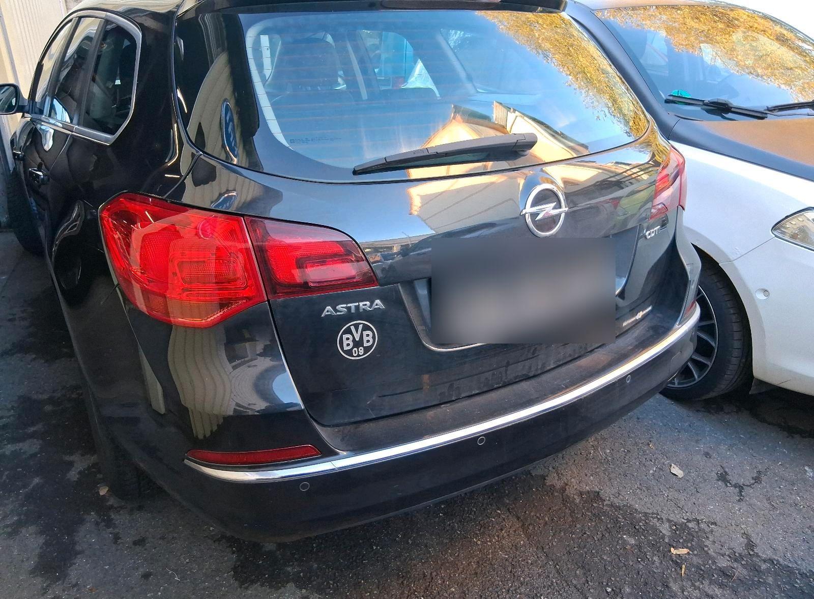 Opel Astra 2015 — rear view