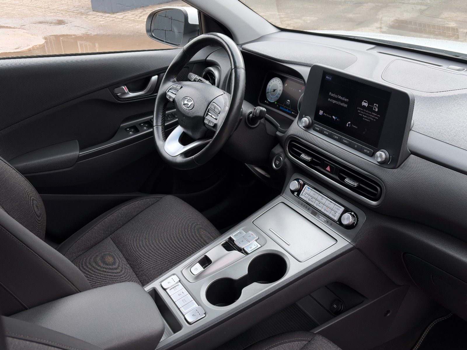 Fahrzeugabbildung Hyundai KONA E Select LHZ SHZ ACC PDC LKA CarPlay CAM