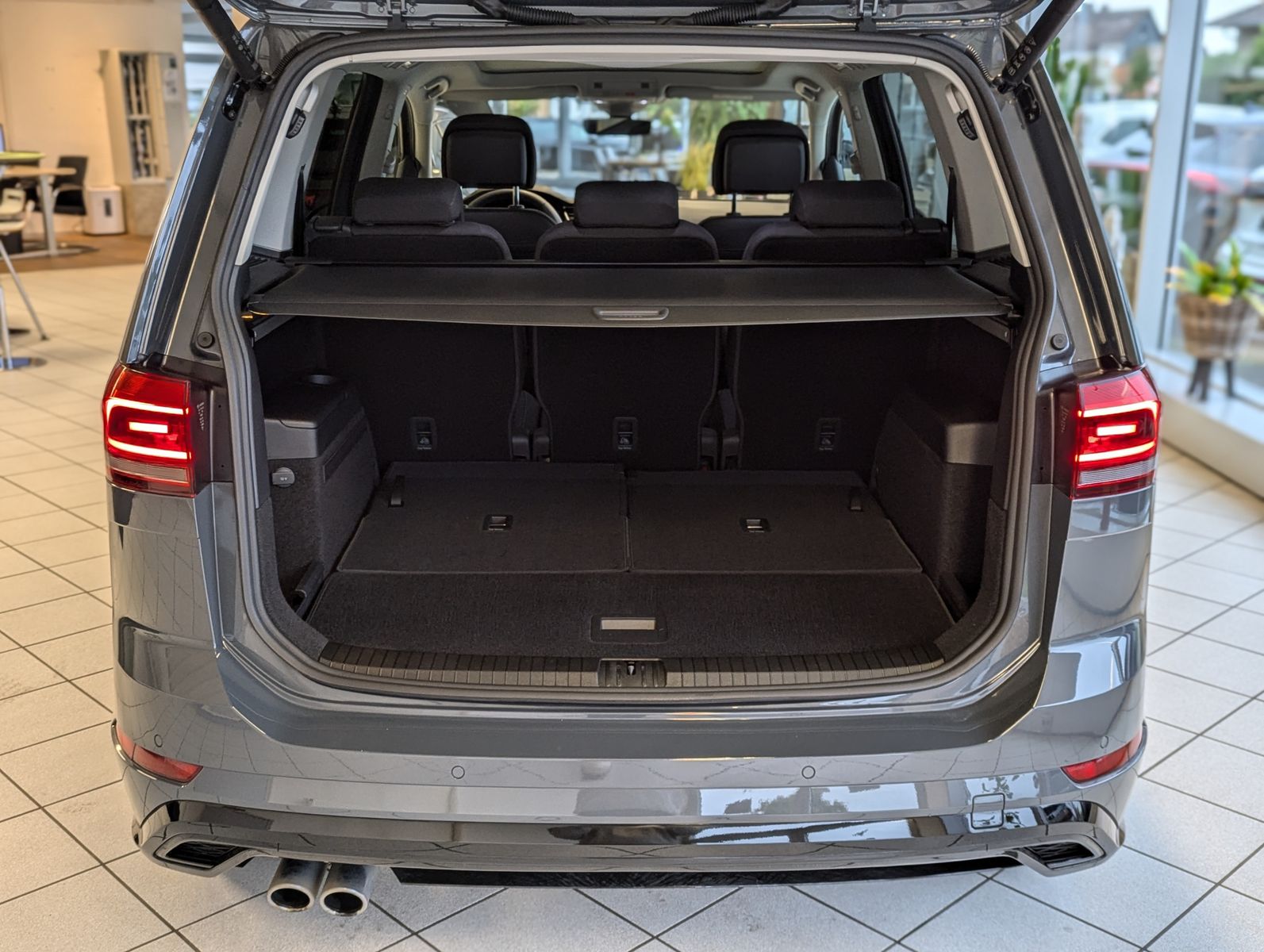 VW Touran 2.0 DSG R-Line High. Pano 7-Si IQ.Drive A - Image 21